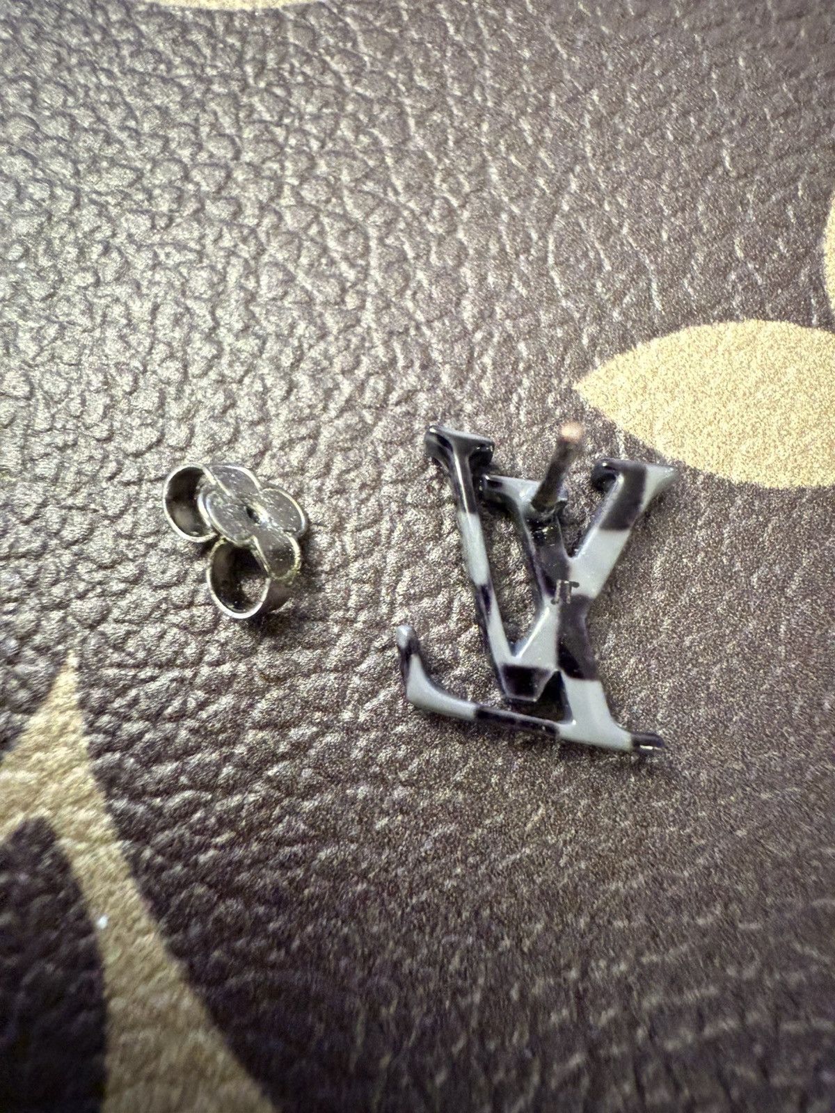 Louis Vuitton Louis Vuitton damier LV logo earring Size ONE SIZE - 4 Thumbnail