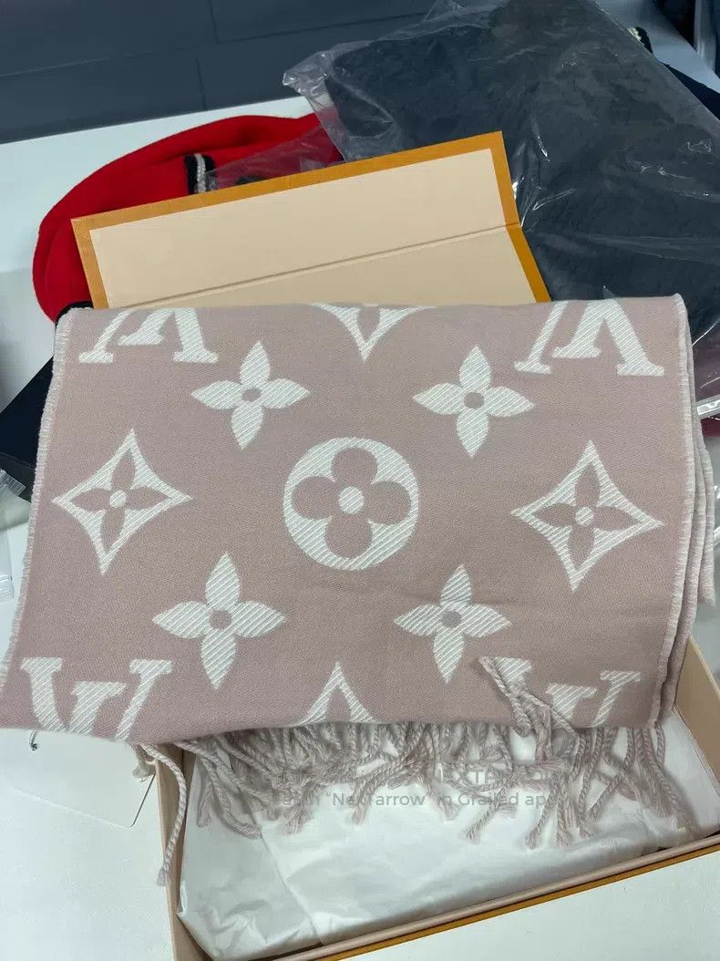 Louis Vuitton Louis Vuitton Dry Rose Pink Wool Scarf Size ONE SIZE - 1 Thumbnail