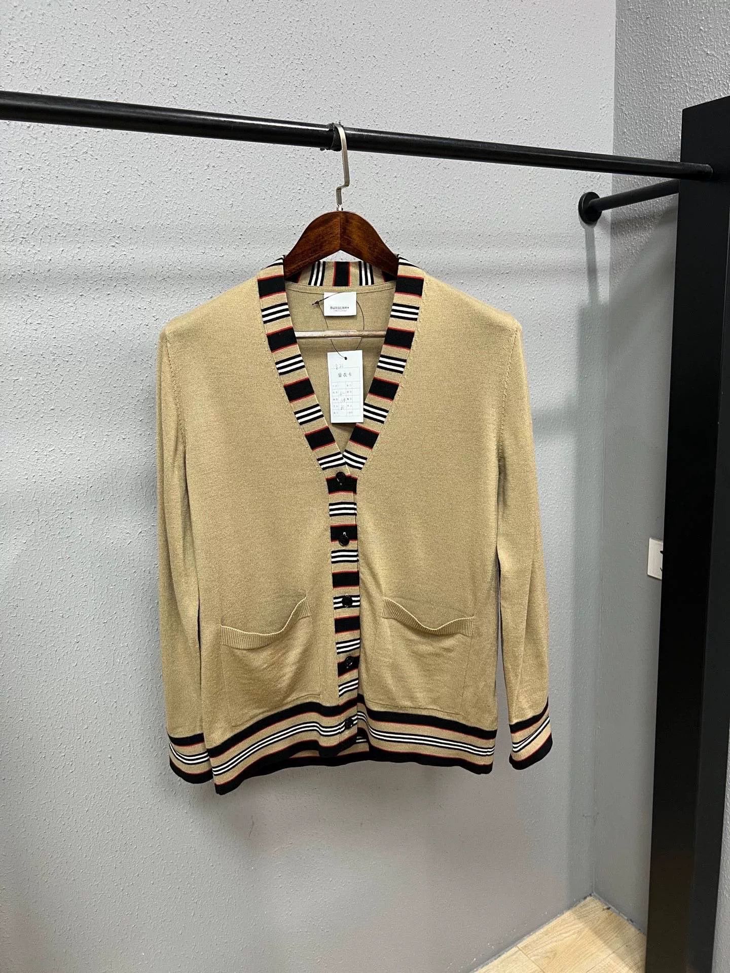 Burberry Burberry Plaid Sweater m Men Size US M / EU 48-50 / 2 - 1 Thumbnail