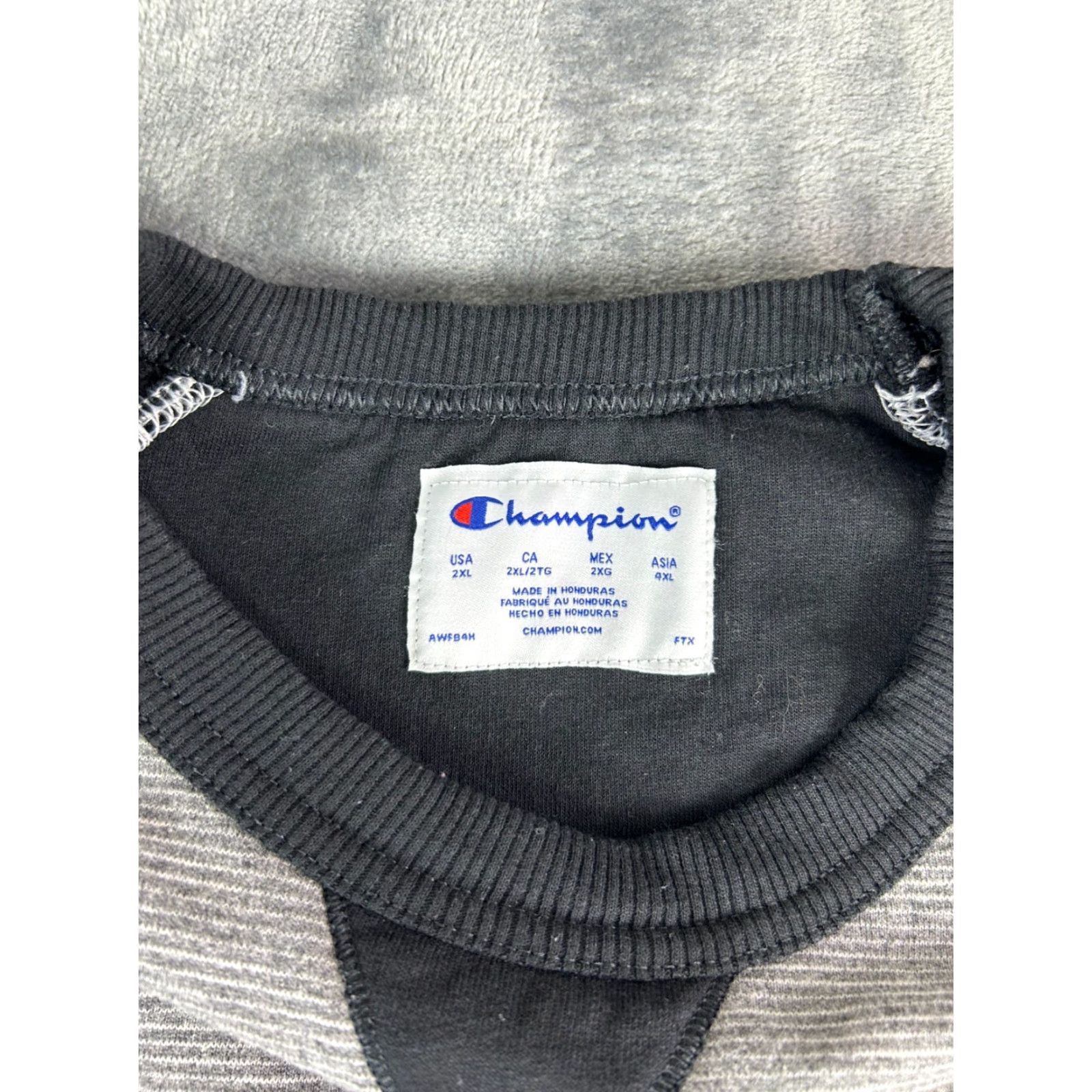 Champion VINTAGE Champion Sweatshirt Mens 2XL Raglan Crewneck Black Gray All Seasons Reverse Weave 80s 90s Logo Embroidered C Mens Size US XXL / EU 58 / 5 - 4 Thumbnail