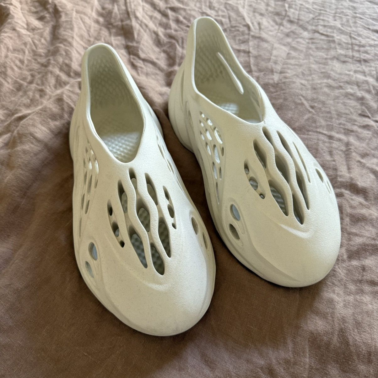 Adidas × Kanye West Yeezy Foam Runner Sand Size US 11 / EU 44 - 2 Thumbnail