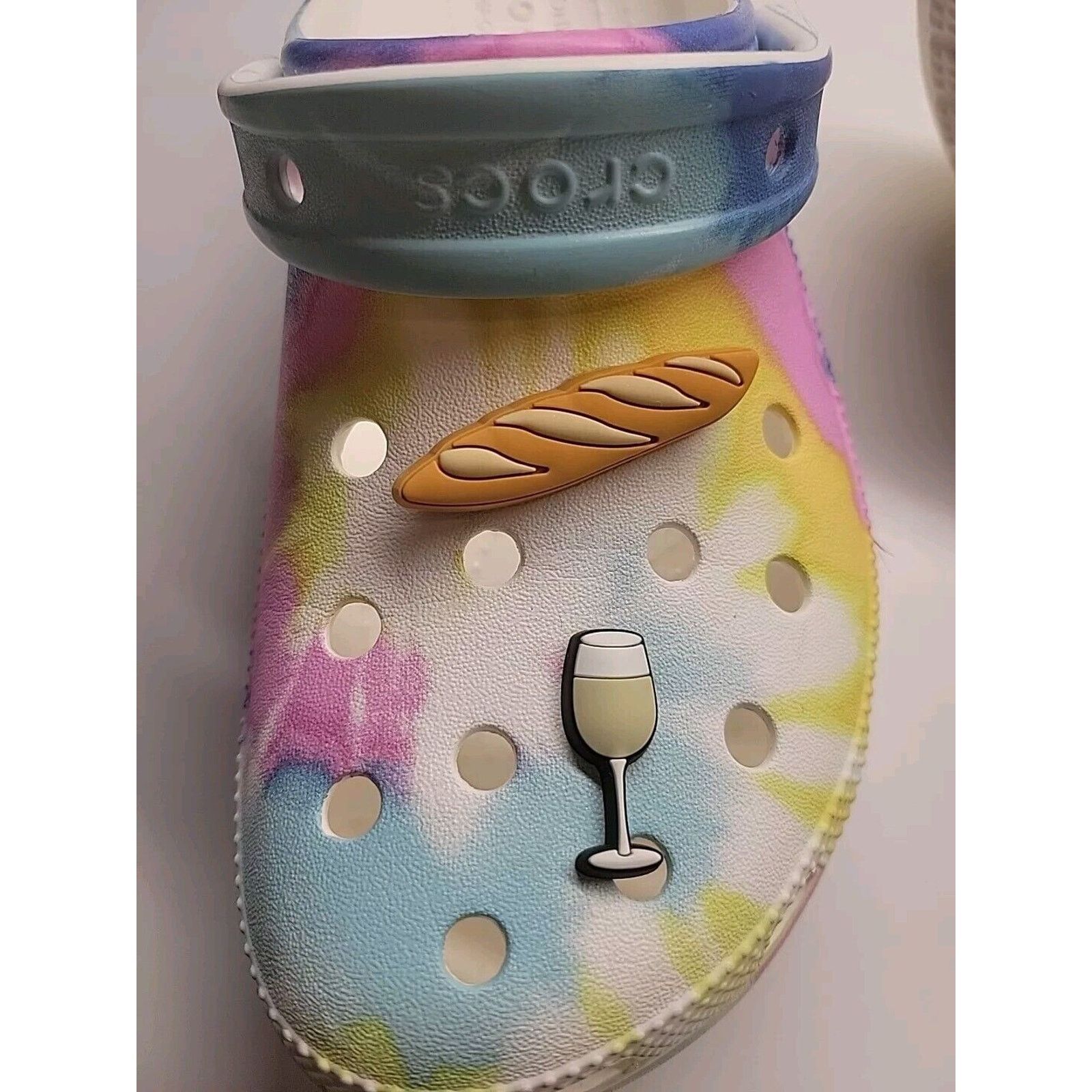 Crocs Crocs Classic Iconic Comfort Tie Dye Clogs Sz 7 Paris Charms Size US 7 / IT 37 - 4 Thumbnail