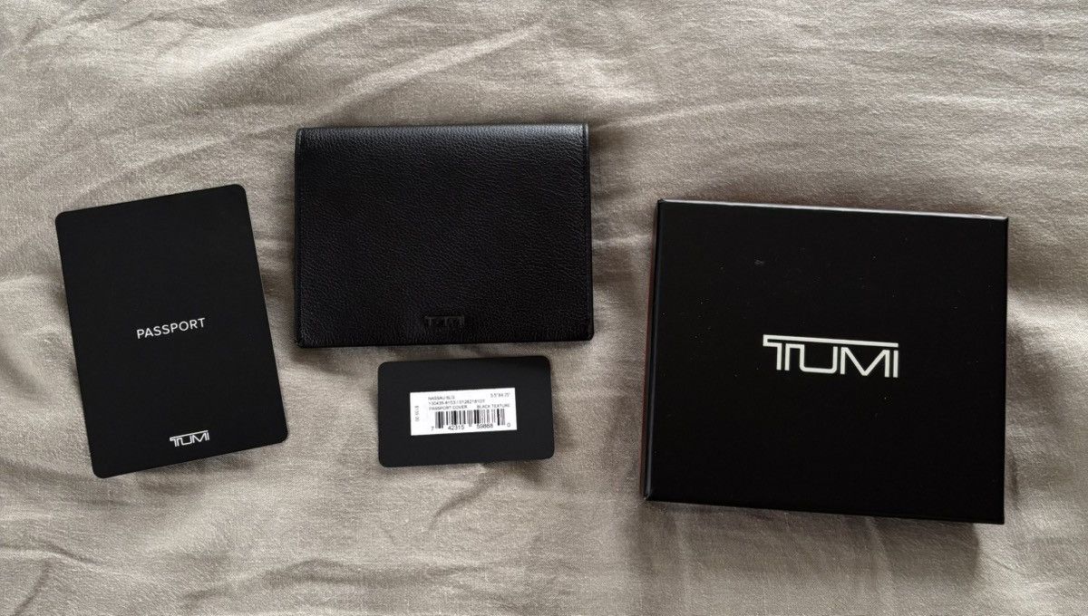 Tumi Tumi Nassau Leather Passport Cover Size ONE SIZE - 1 Thumbnail