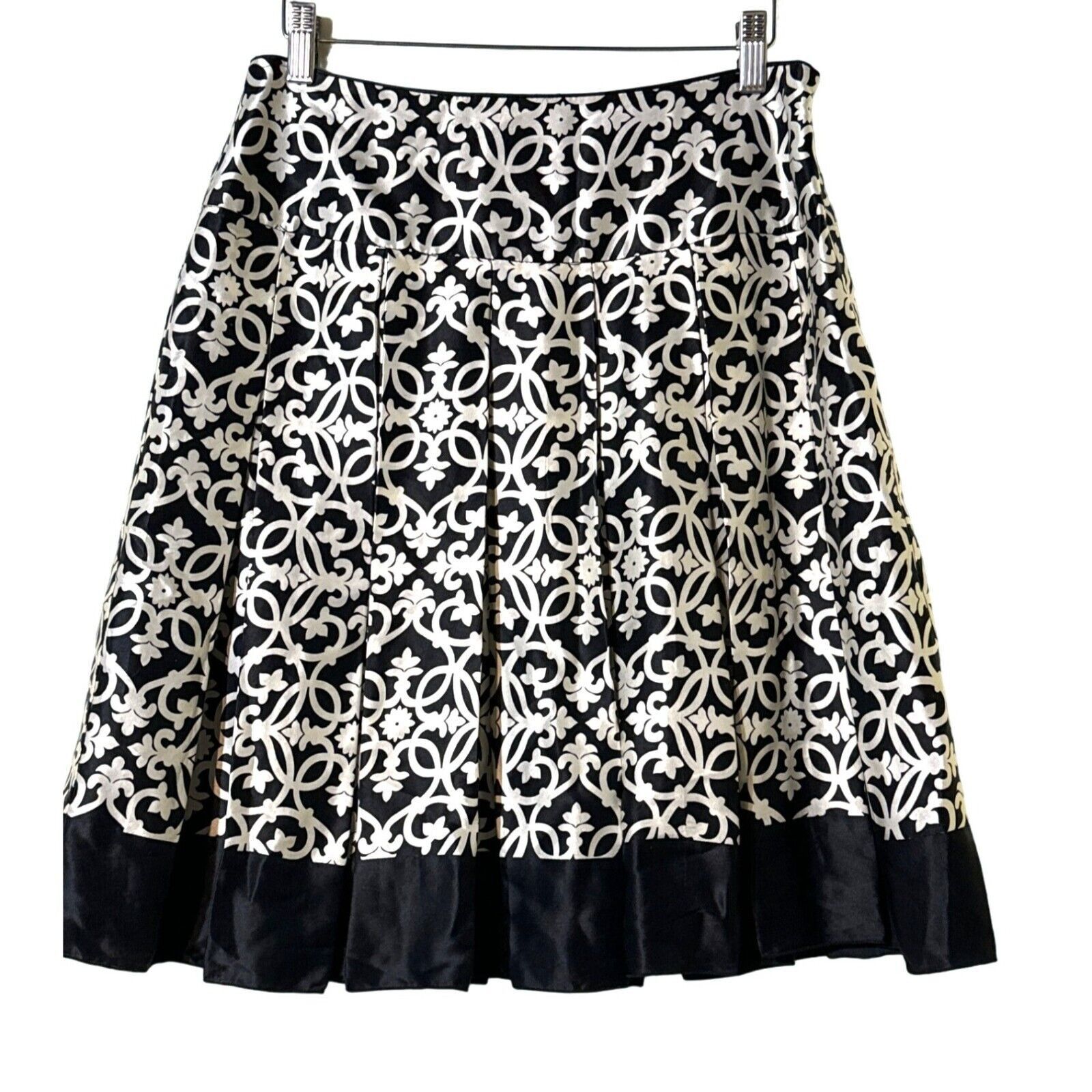 White House Black Market White House Black Market Silk Pleated Mini Skirt Size 6 Size 28" / US 6 / IT 42 - 1 Thumbnail