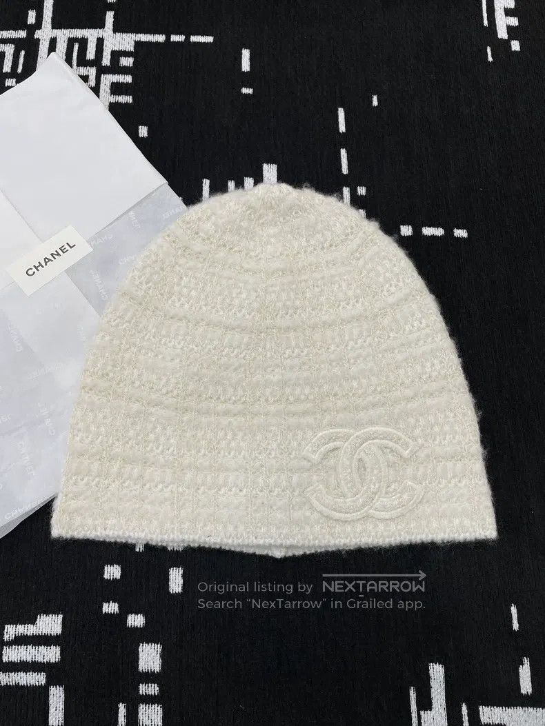 Chanel Chanel 26C new white gold thread large logo cashmere knitt Size ONE SIZE - 1 Thumbnail
