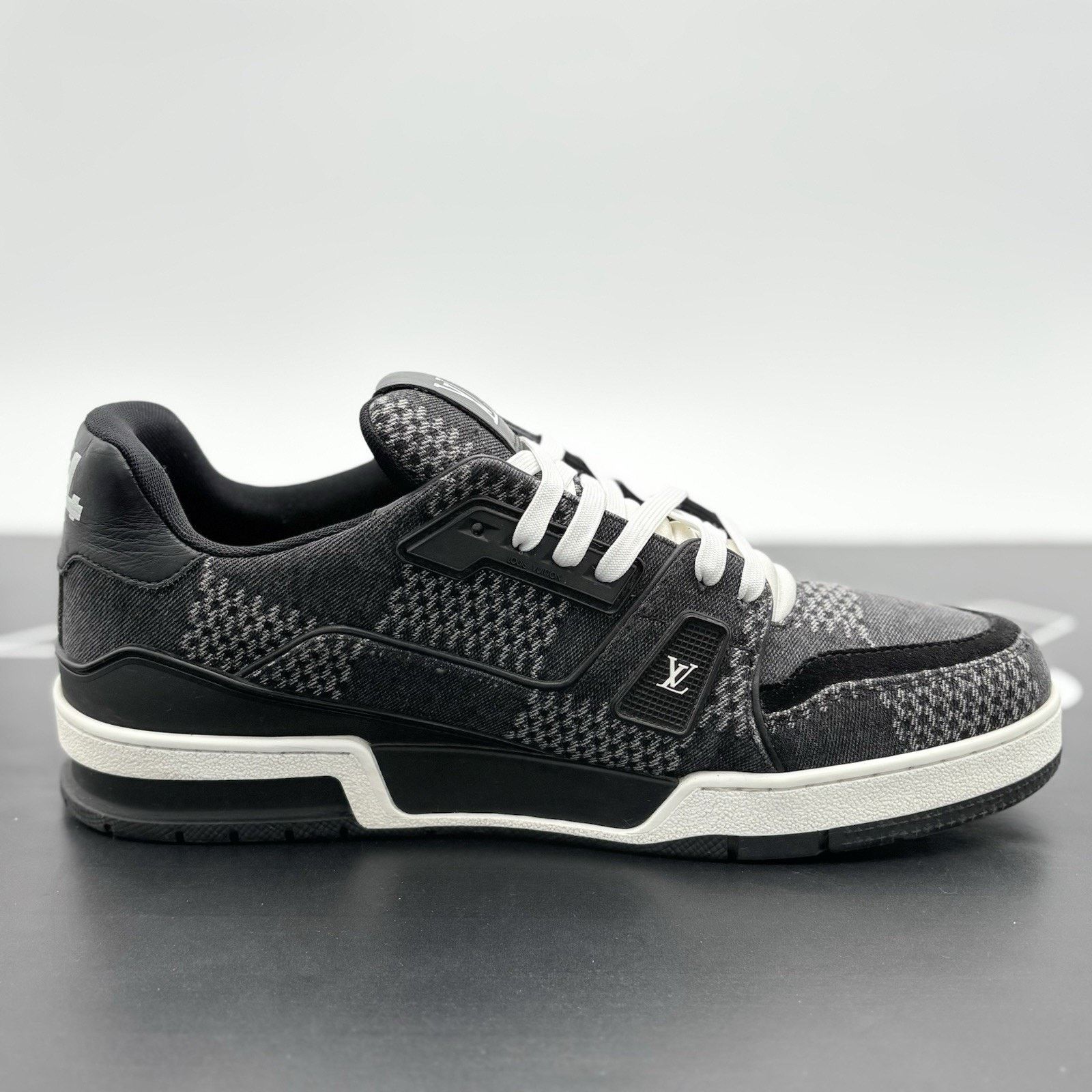 Louis Vuitton 10.5-11 US Louis Vuitton Trainer ' Black White '| VERY CLEAN Size US 11 / EU 44 - 10 Thumbnail