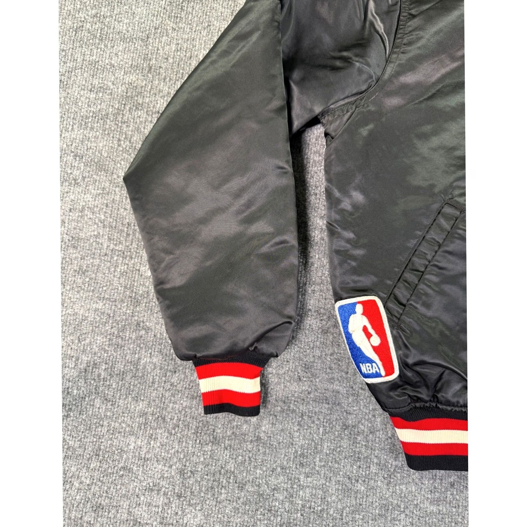 Starter VINTAGE Starter Chicago Bulls Satin Bomber Jacket Mens L Black 90s Varsity Jacket Size US L / EU 52-54 / 3 - 4 Thumbnail