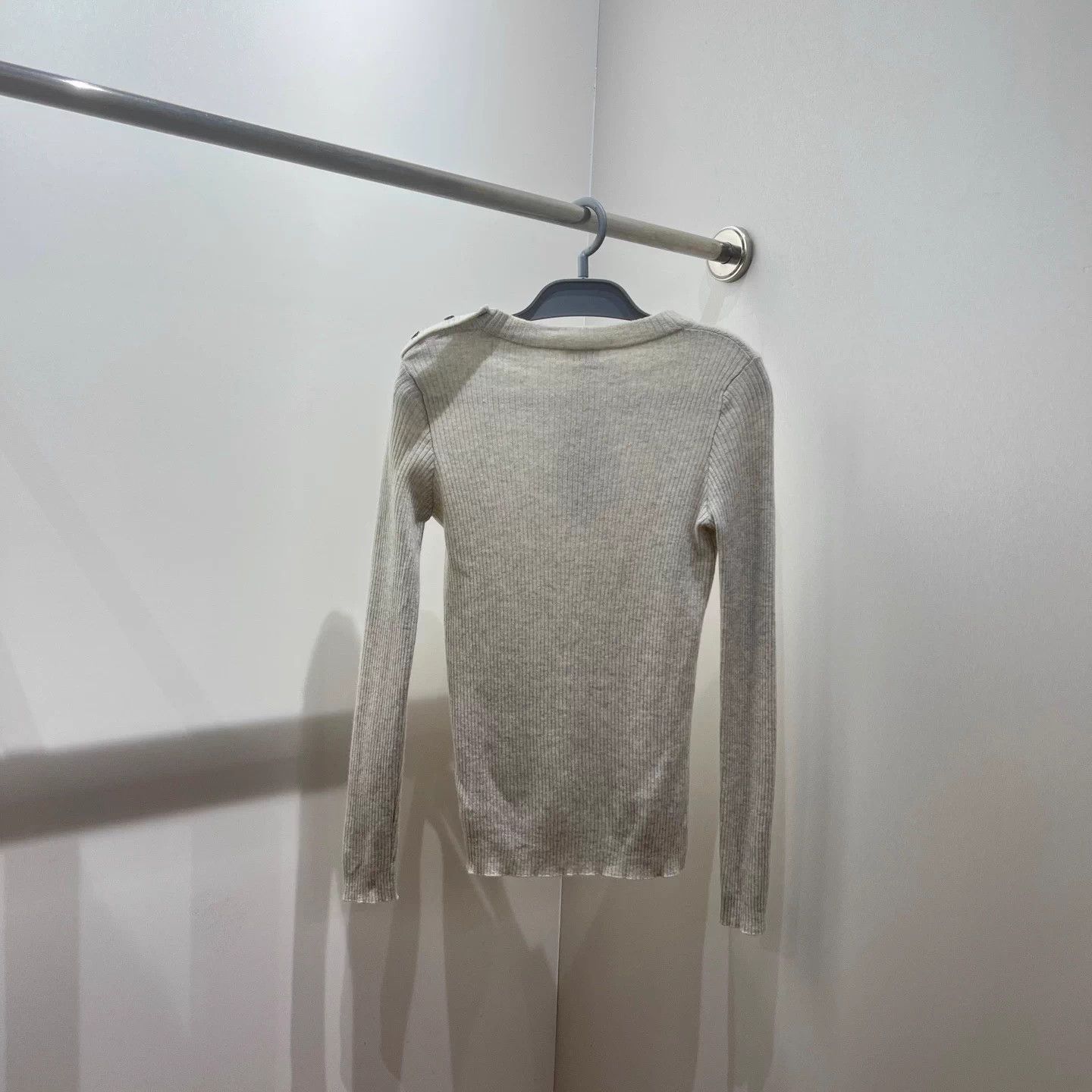 Brunello Cucinelli Brunello Cucinelli dec112 shoulder beaded cashmere LS S Size S / US 4 / IT 40 - 2 Thumbnail
