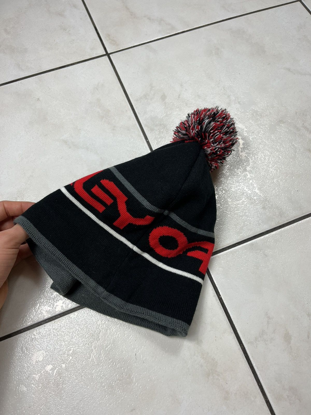 Oakley × Vintage Vintage Oakley archive y2k winter beanie hat pompom big logo Size ONE SIZE - 10 Thumbnail