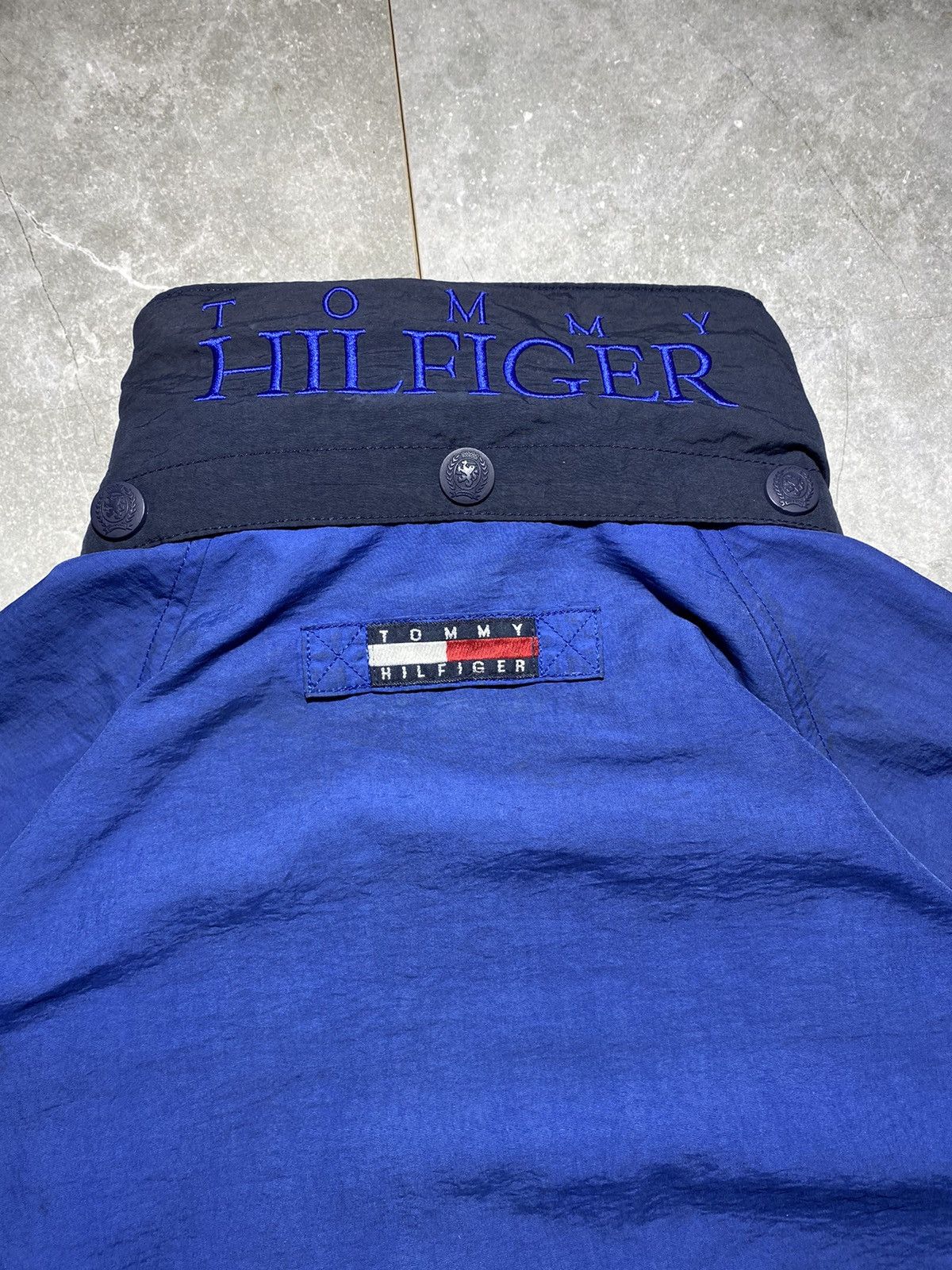Tommy Hilfiger × Vintage Vintage Tommy Hilfiger Windbreaker Jacket Size US M / EU 48-50 / 2 - 15 Thumbnail