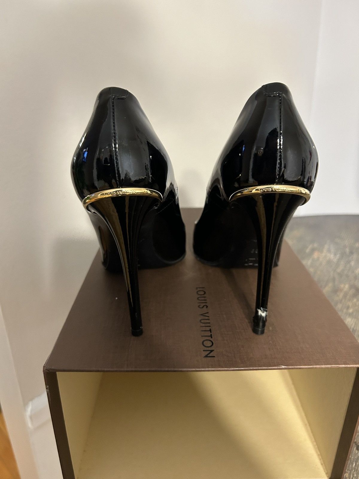 Louis Vuitton Blai Vuiton Patent Leather Pumps • Pointed-Toes Size US 9 / IT 39 - 2 Thumbnail
