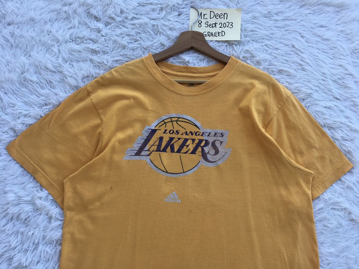 NBA Rare Vintage L.A Lakers x Adidas Tshirt Size US XL / EU 56 / 4 - 5 Thumbnail