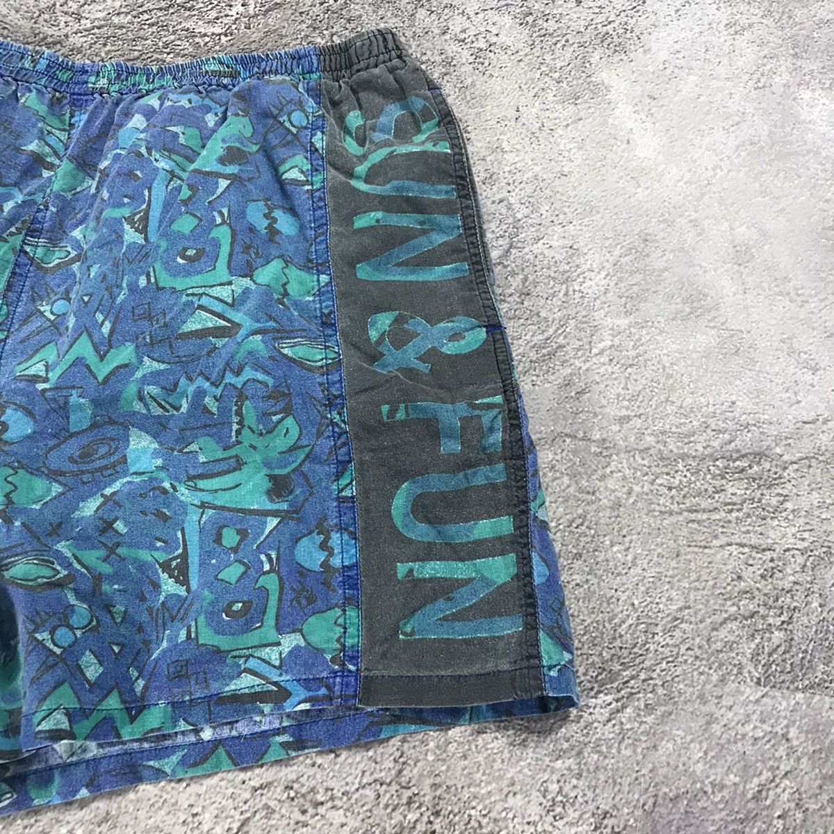 Vintage Vintage Y2K All Over Print Shorts Rave Streetwear Japan 34 Size US 34 / EU 50 - 2 Thumbnail