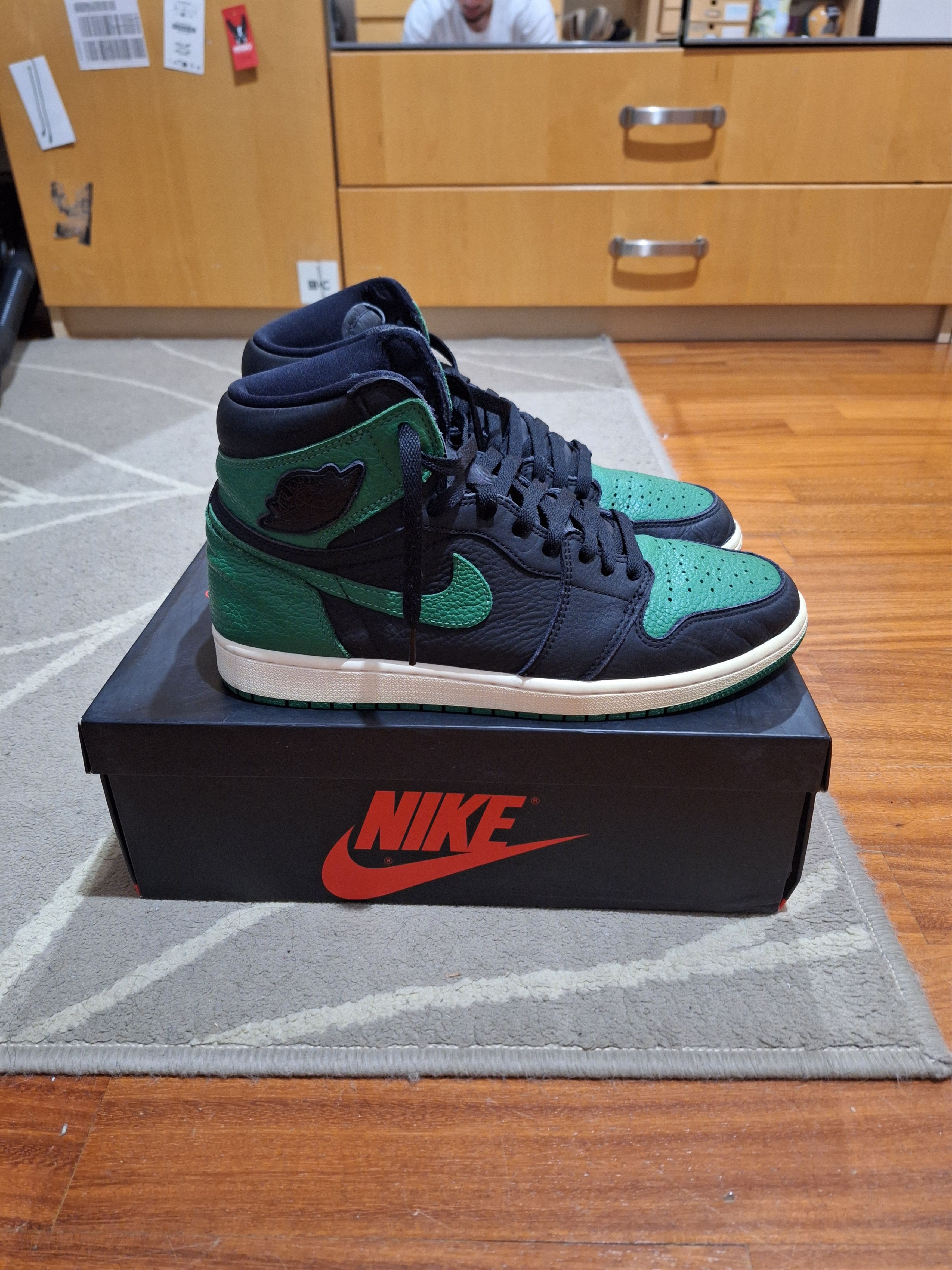 Jordan Brand Air Jordan 1 High Pine Green Size US 11 / EU 44 - 1 Thumbnail