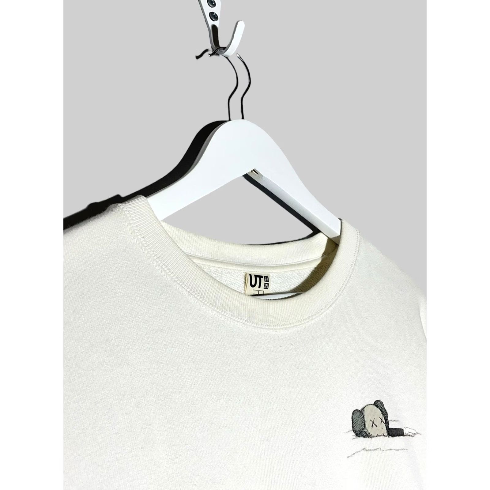 Uniqlo KAWS UNIQLO Graphic Sweatshirt Pullover White Small Men Regular Crew Neck Long Sleeve Cotton Polyester Logo Print Vintage No Size US S / EU 44-46 / 1 - 5 Thumbnail