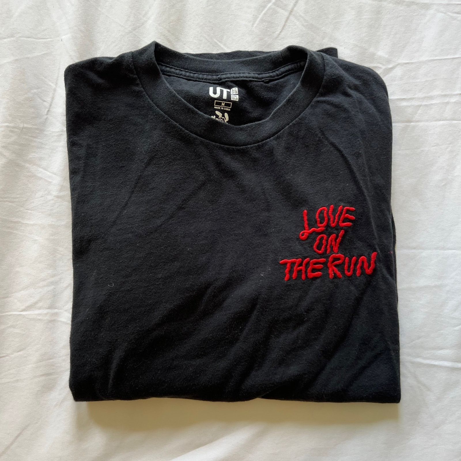 Uniqlo Uniqlo x verdy love on the run embroidered black tshirt M Size US M / EU 48-50 / 2 - 1 Thumbnail