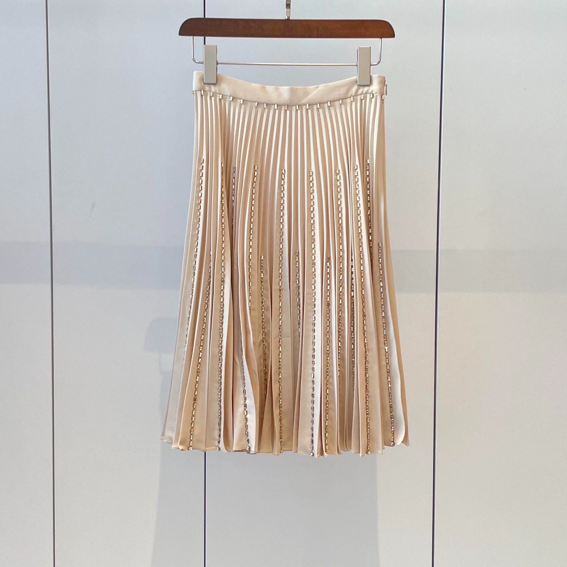 Burberry Burberry Beige Pleated Crystal Mid-Length Skirt Size 26" / US 2 / IT 38 - 1 Thumbnail