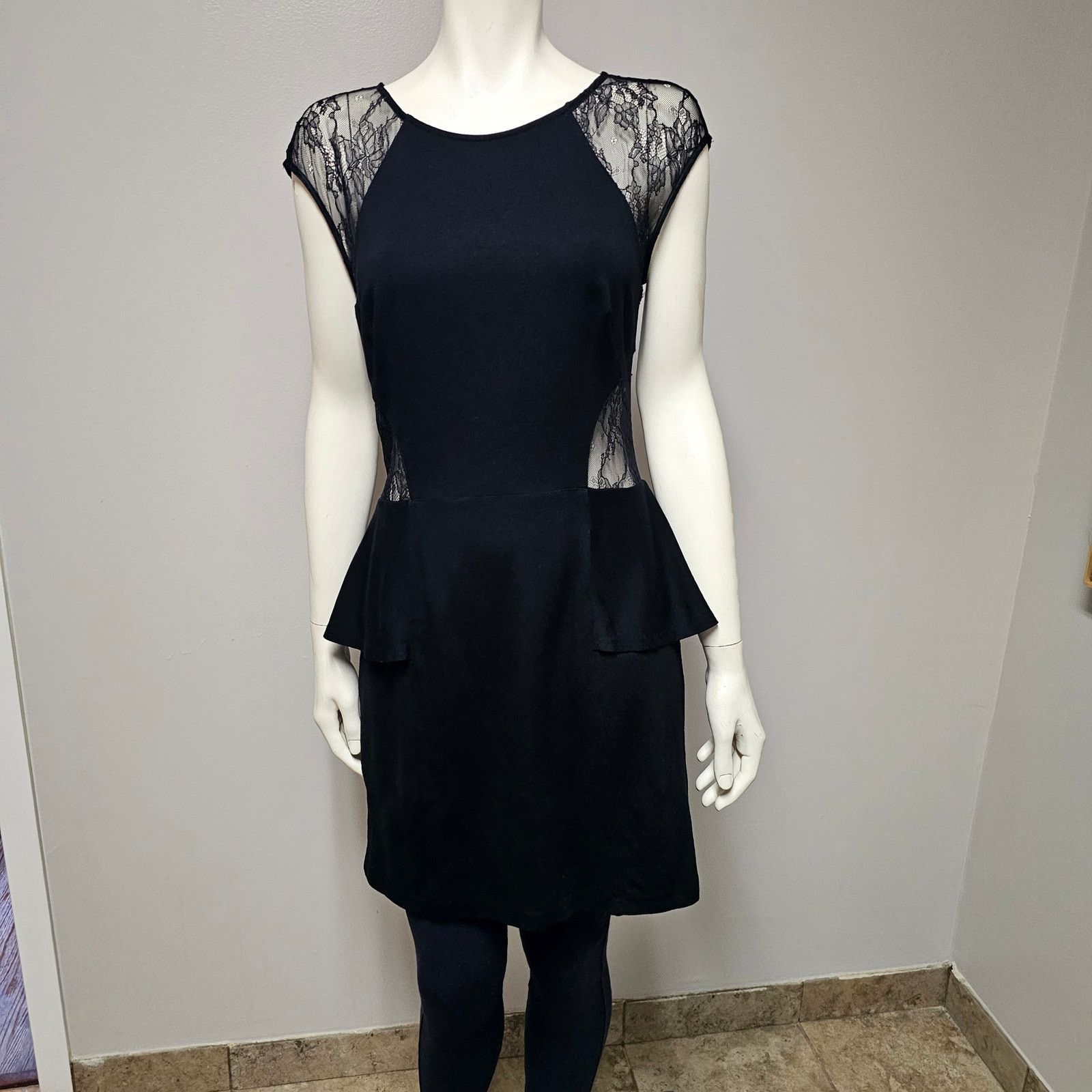 Bebe Bebe Lace Peplum Cap Sleeve Dress Bodycon Size Large Size L / US 10 / IT 46 - 1 Thumbnail