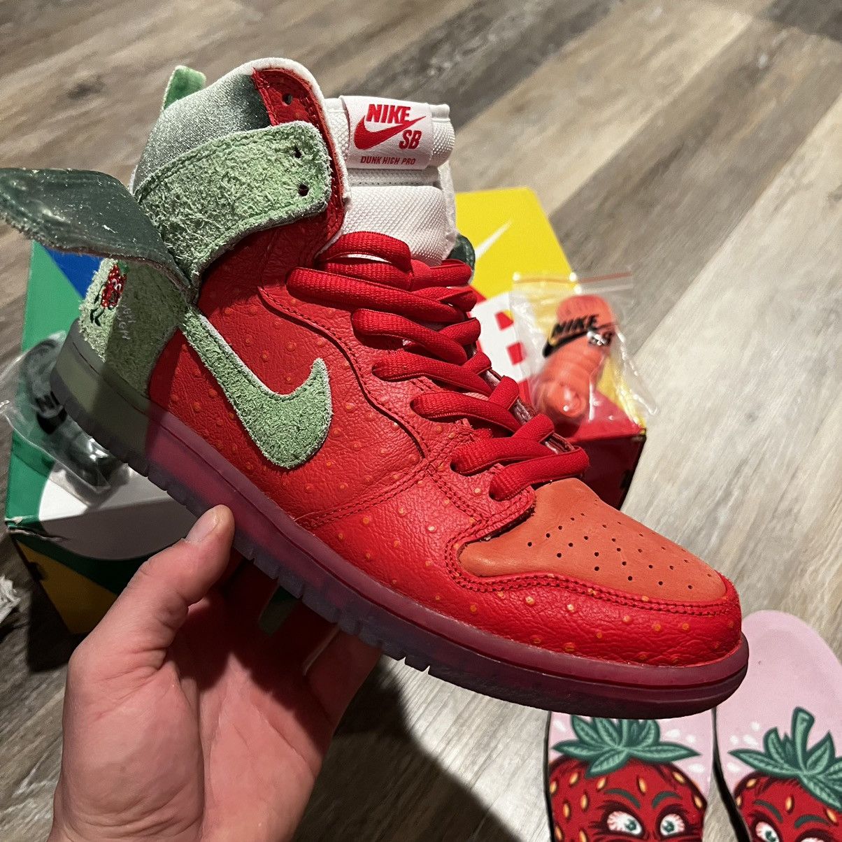 Nike Nike Sb Dunk High Strawberry Cough Size US 10.5 / EU 43-44 - 1 Thumbnail