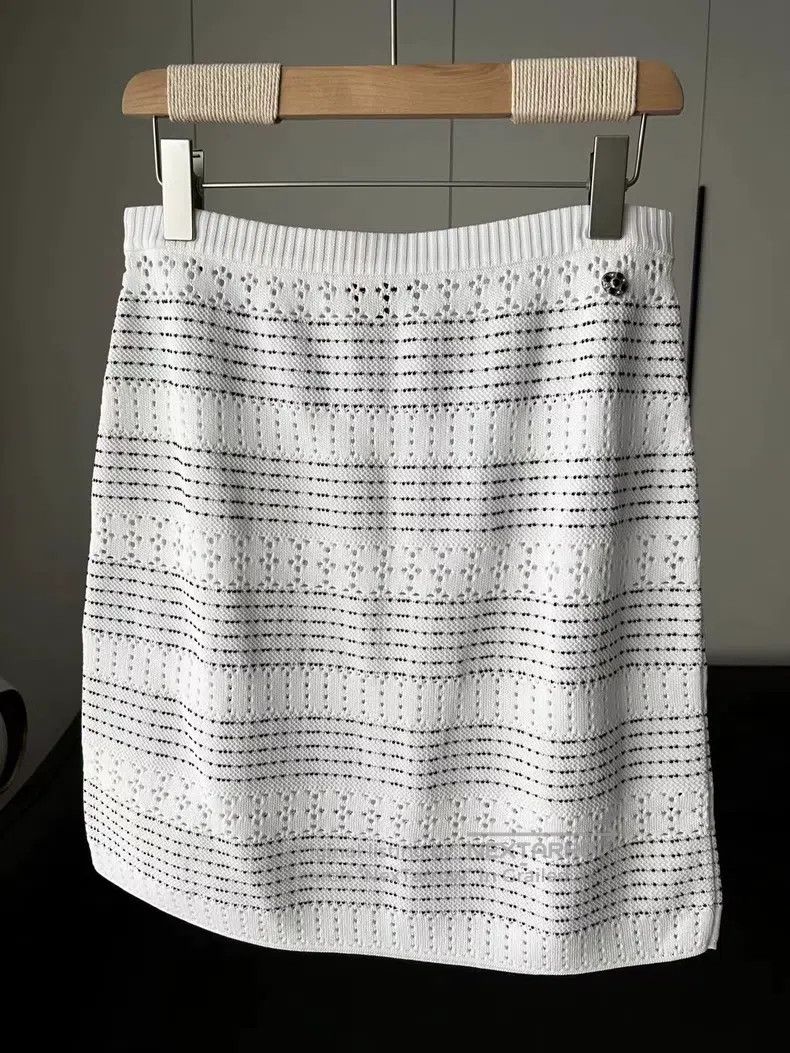 Chanel Chanel Hollow-out white knitted skirt Size 26" / US 2 / IT 38 - 1 Thumbnail