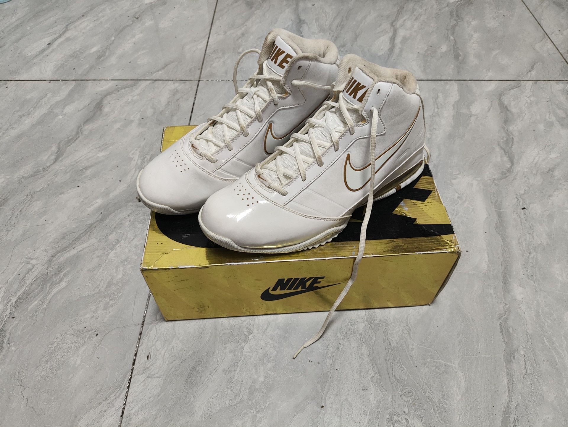 Nike Nike White Lowtop Sneakers 11.5 Men Size US 11.5 / EU 44-45 - 1 Thumbnail