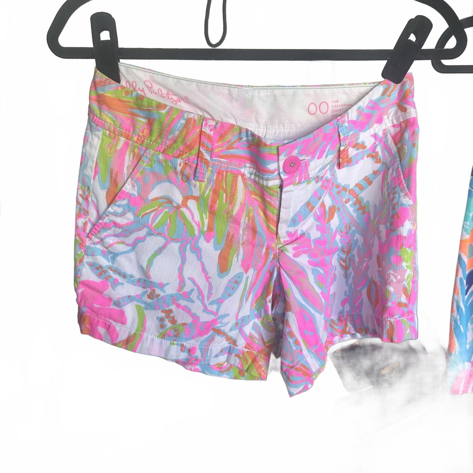 Designer Lilly Pulitzer Vibrant Pink Tropical Print Shorts Size 24" / US 00 / IT 34 - 1 Preview
