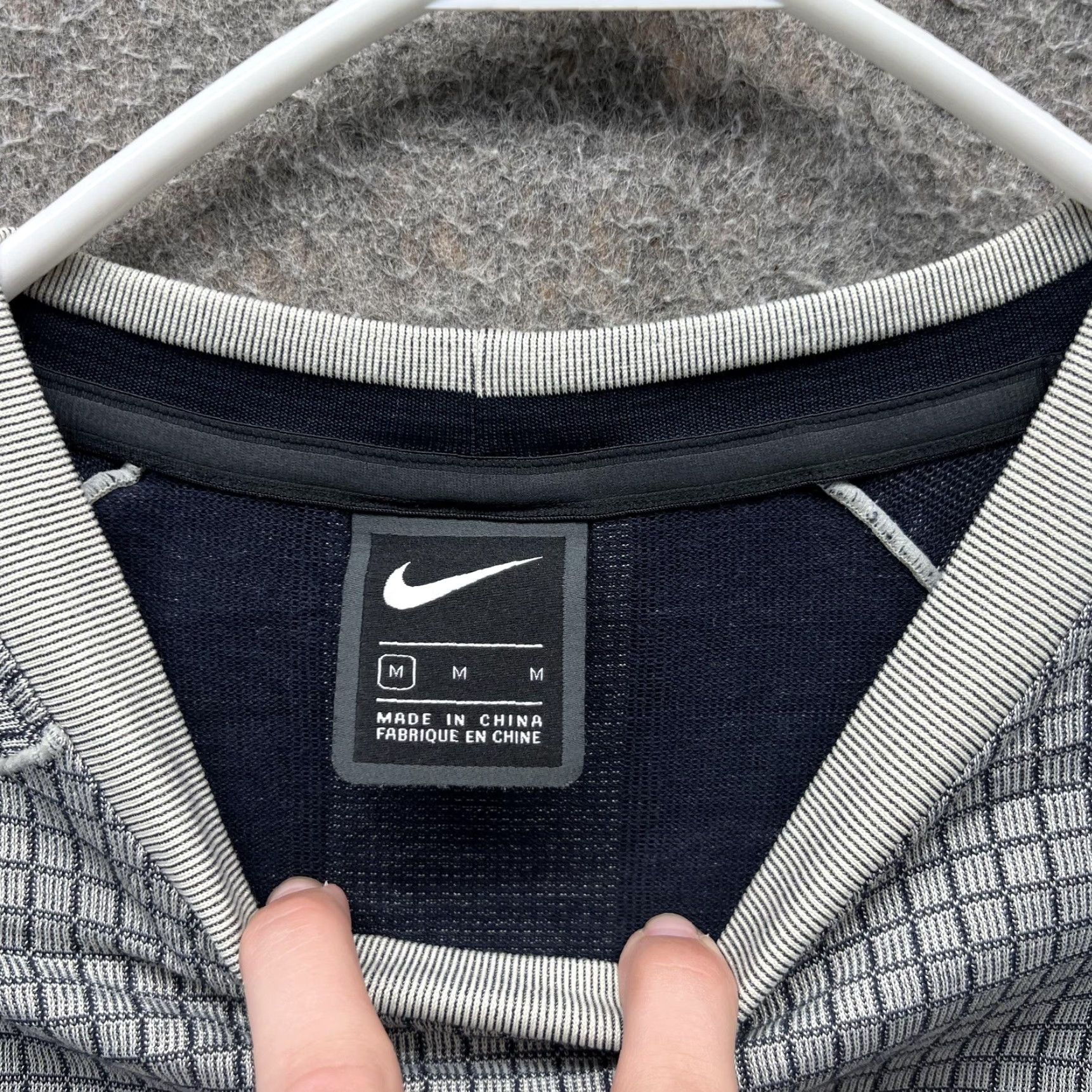 Nike Nike Tech Shirt Mens Medium Gray Long Sleeve Raglan Geometric Performance Size US M / EU 48-50 / 2 - 6 Thumbnail