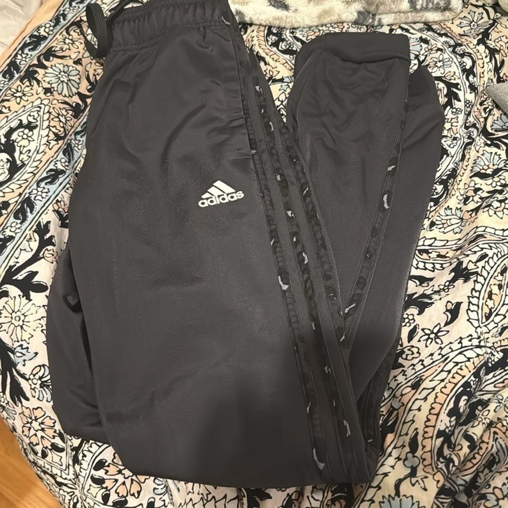 Adidas Adidas ESSENTIALS ANIMAL PRINT TRACK PANTS used Size 26" / US 2 / IT 38 - 4 Thumbnail