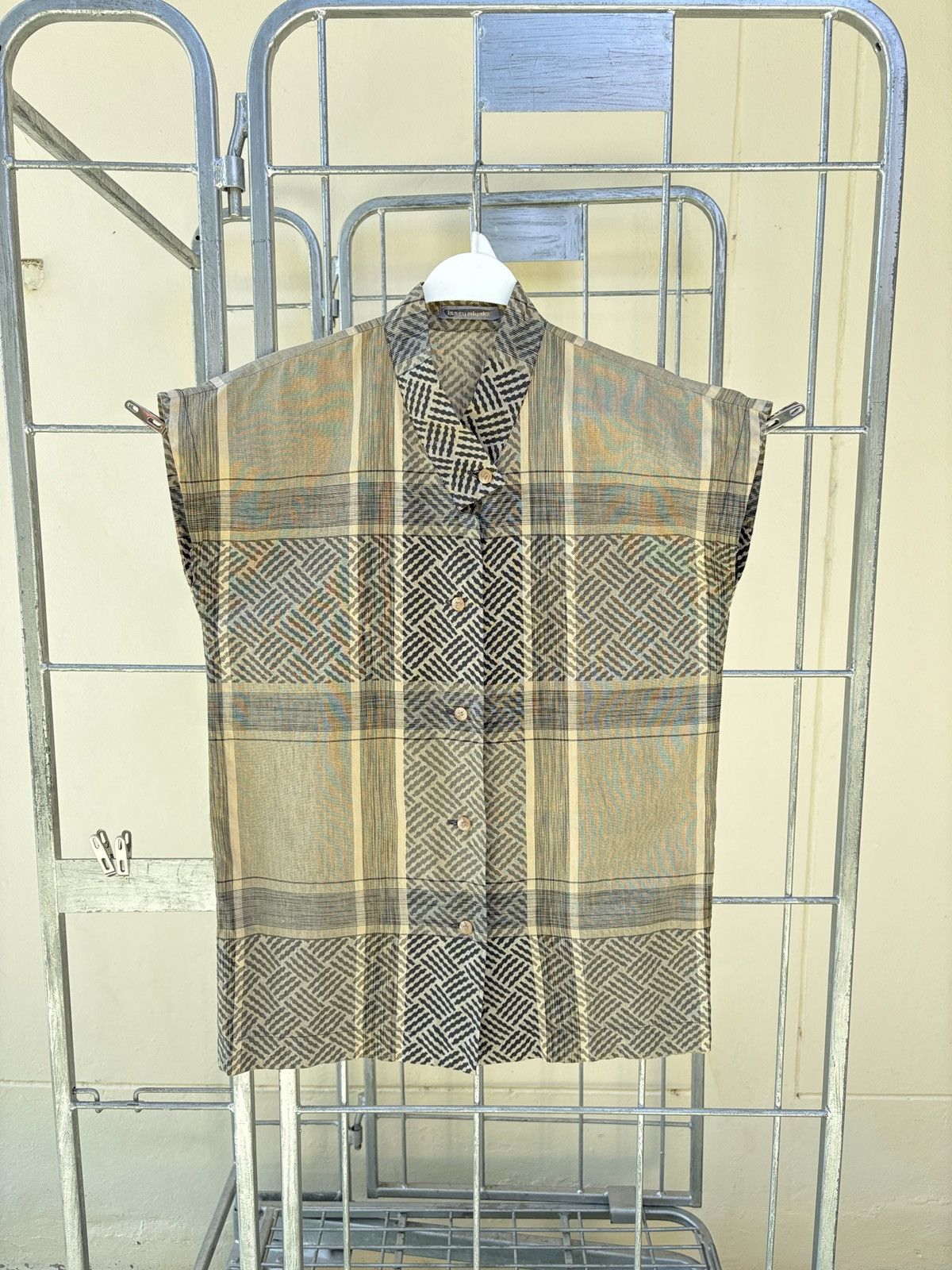 Issey Miyake Issey Miyake vintage sleeveless blouse Size M / US 6-8 / IT 42-44 - 1 Thumbnail