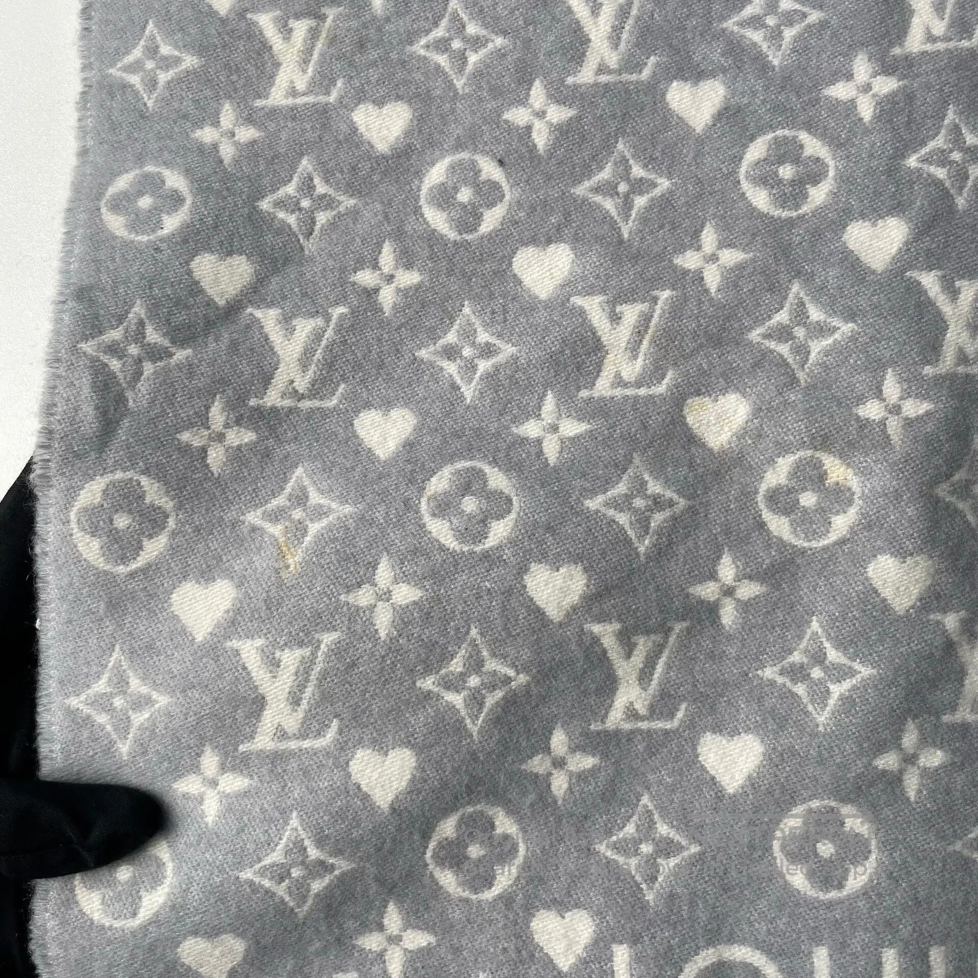 Louis Vuitton Louis Vuitton Gray Cashmere Full Print Heart Floral Fringe Size ONE SIZE - 7 Thumbnail