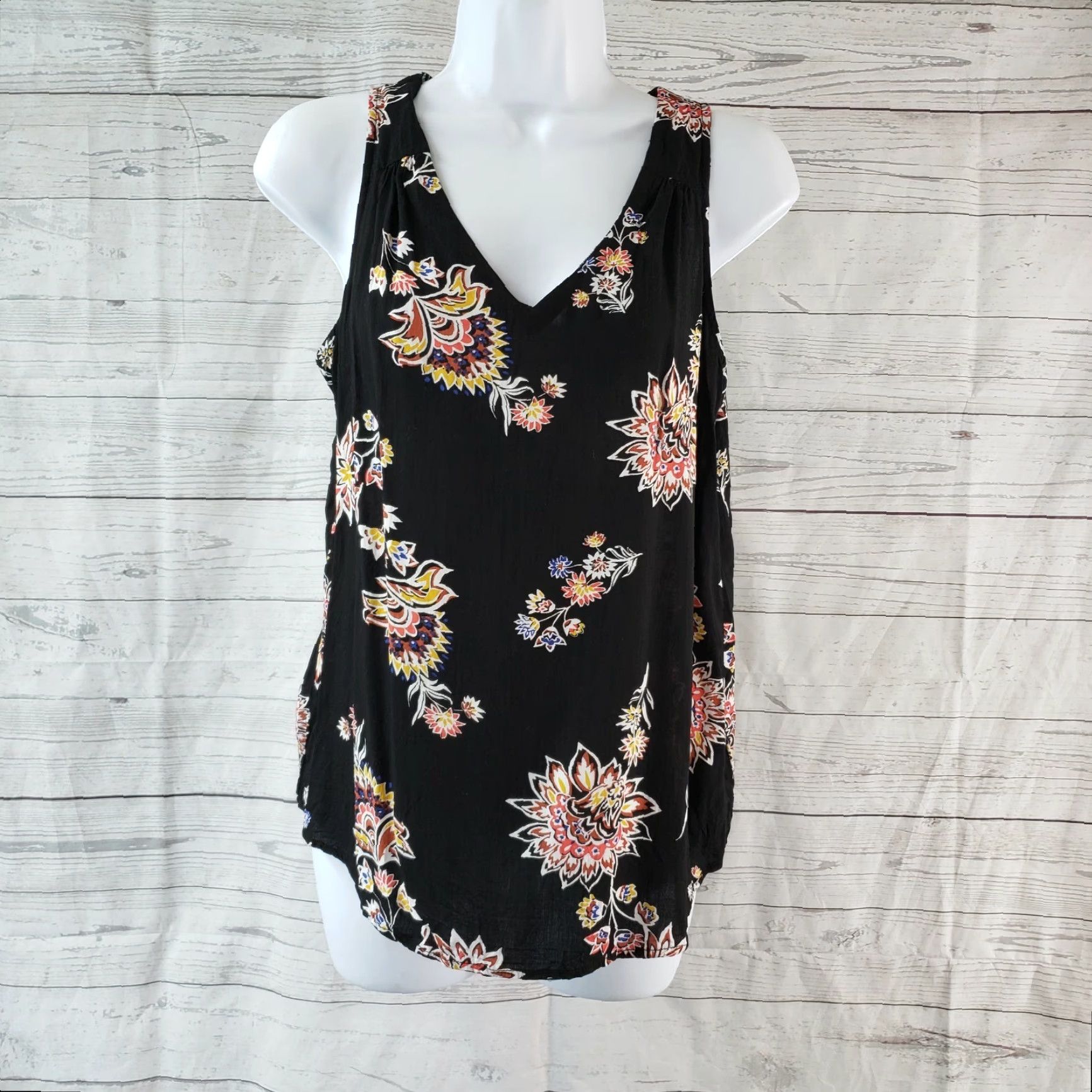 Old Navy Old Navy Womens Tank Top Sz Small Black Blue Floral V-Neck Rayon Keyhole Tank Size S / US 4 / IT 40 - 2 Thumbnail