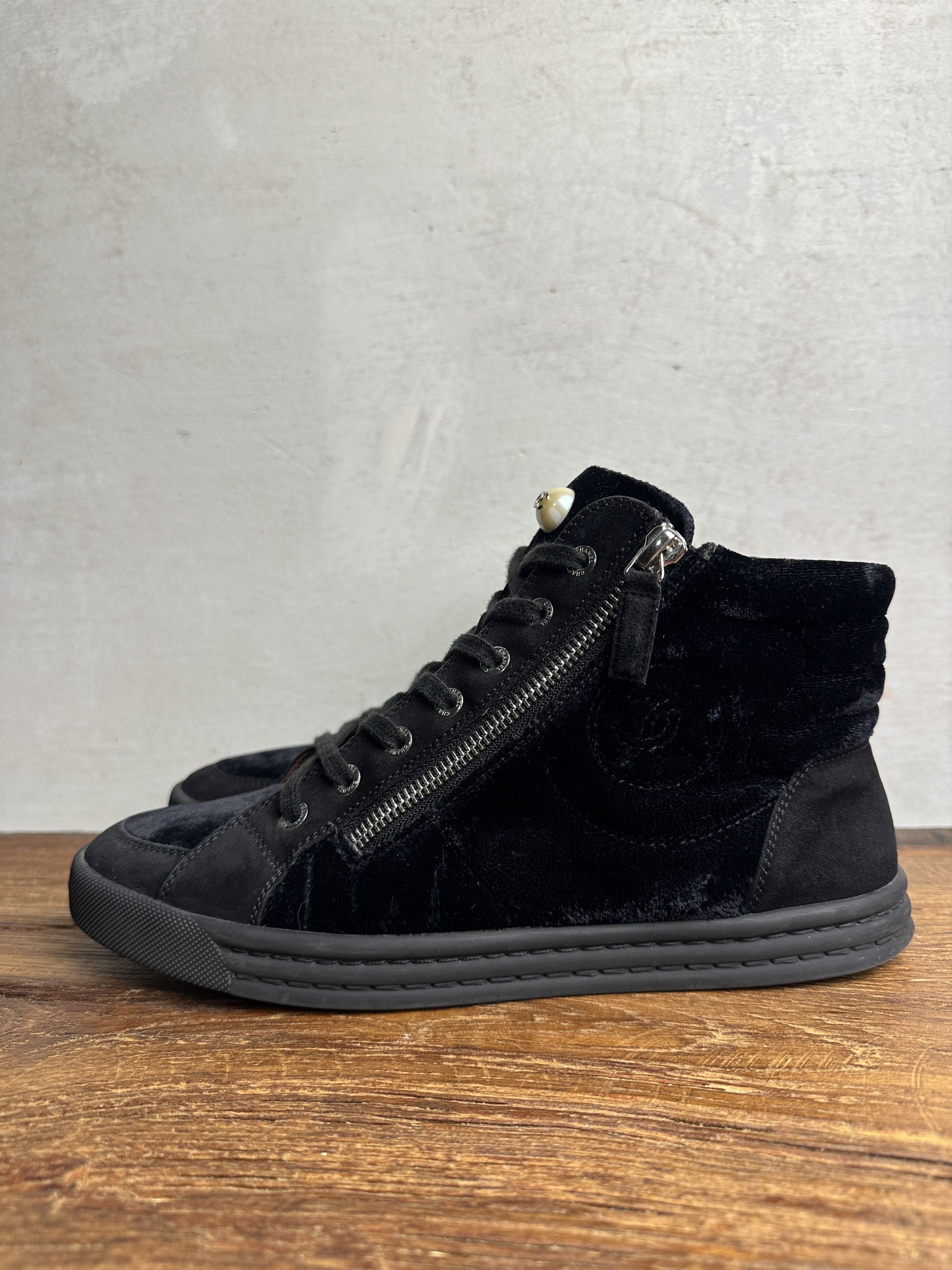 Chanel Chanel Velvet Pearl Logo Sneakers Size US 9 / IT 39 - 2 Thumbnail