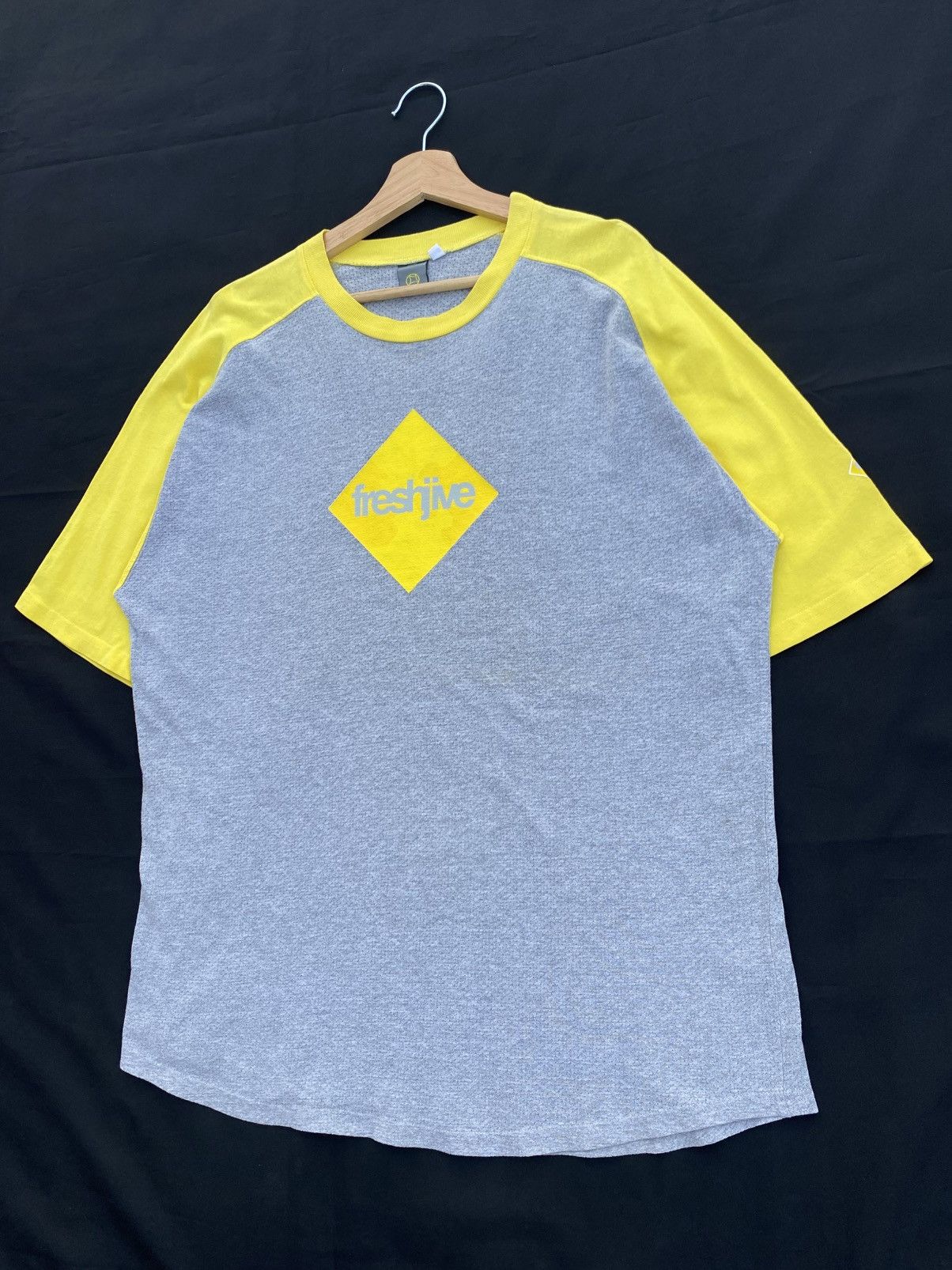 Freshjive Rare Vintage 90s Freshjive Centre Logo Tshirt Size US L / EU 52-54 / 3 - 4 Thumbnail