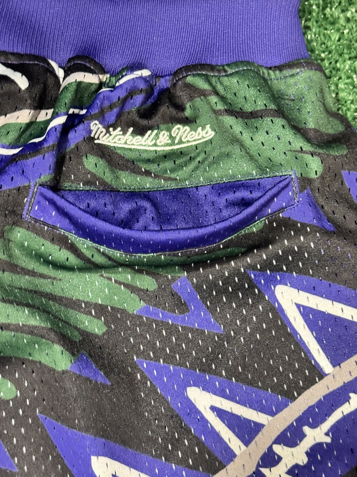 Mitchell & Ness Mitchell N Ness Game day pattern shorts Bucks Size US 29 - 3 Thumbnail