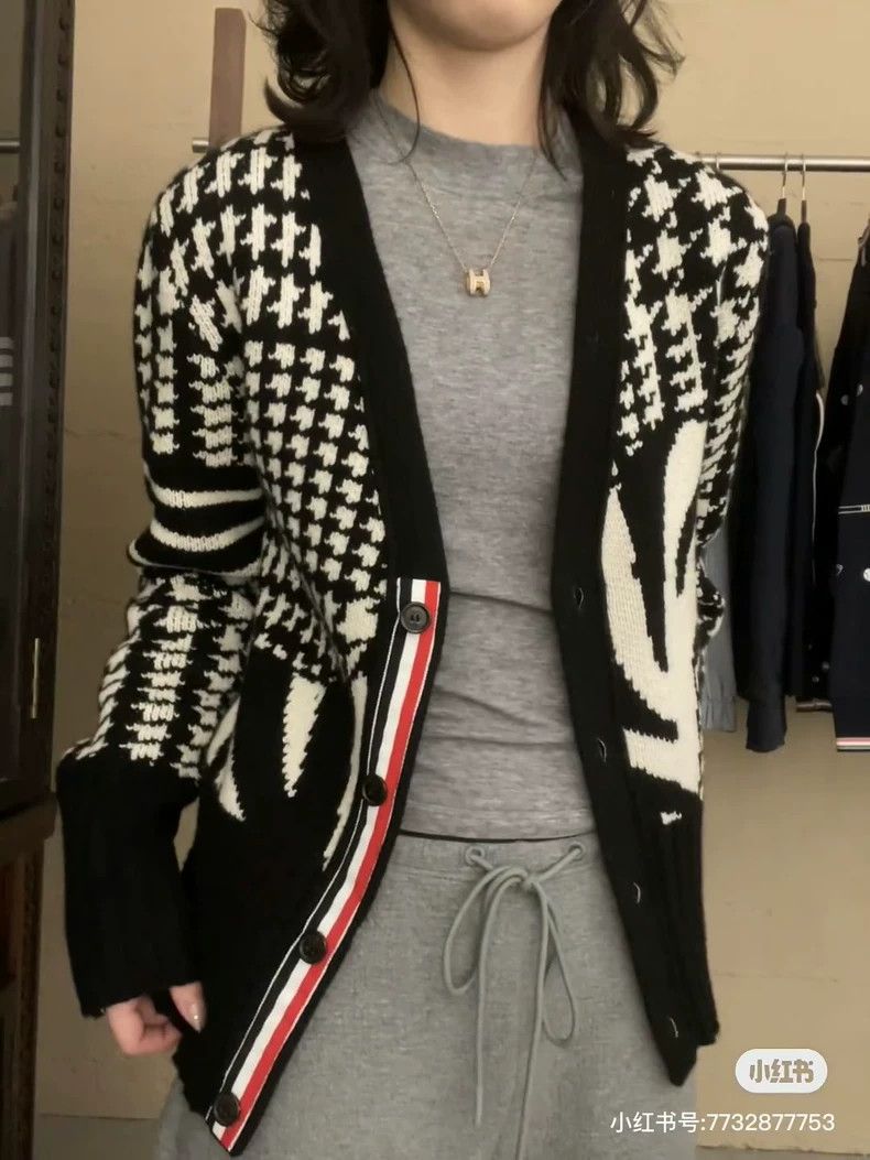 Thom Browne Thom browne Black and white zebra four-striped cashmere car Size M / US 6-8 / IT 42-44 - 7 Thumbnail