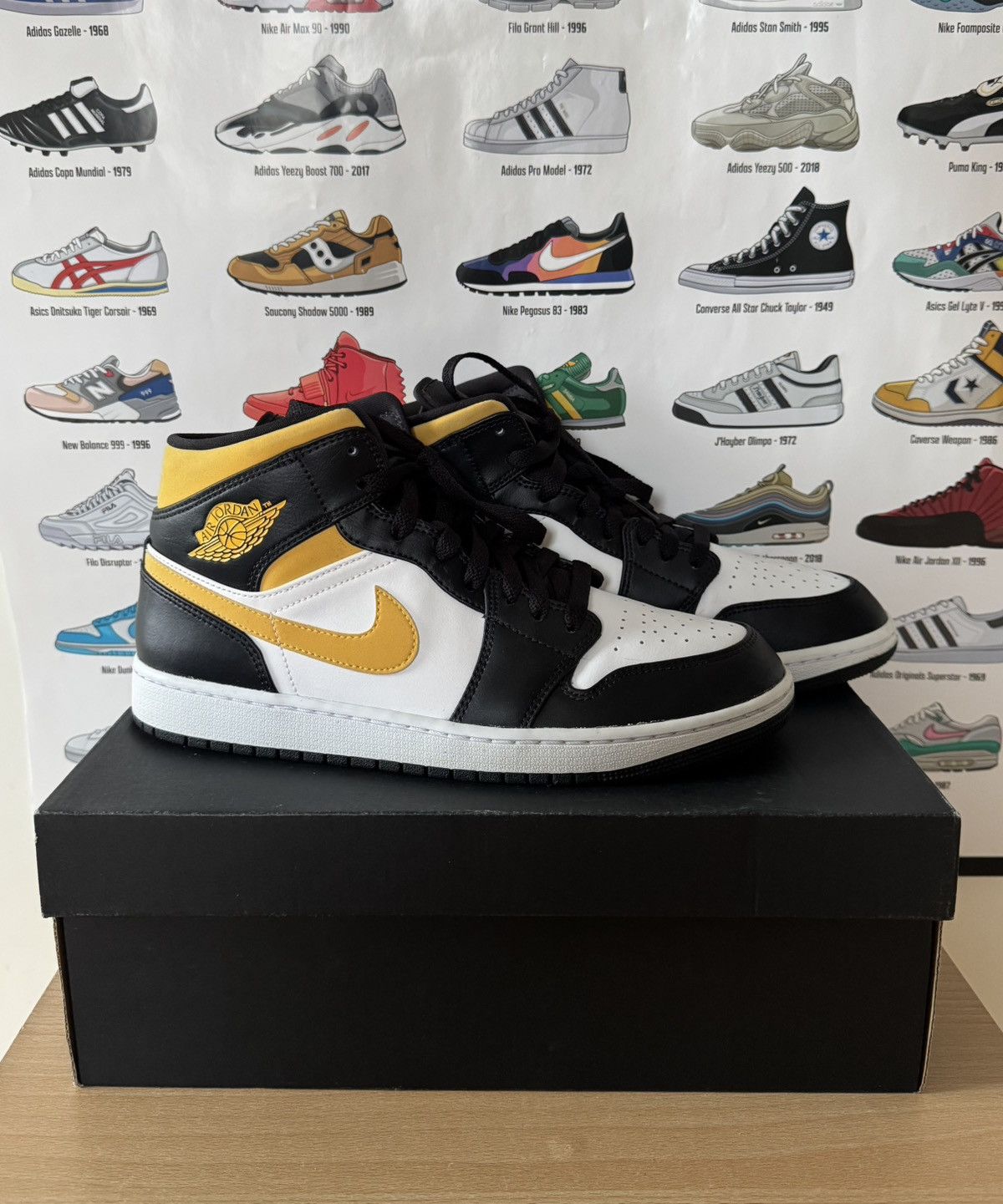 Nike Nike Air Jordan 1 Mid Size US 10 / EU 43 - 5 Thumbnail