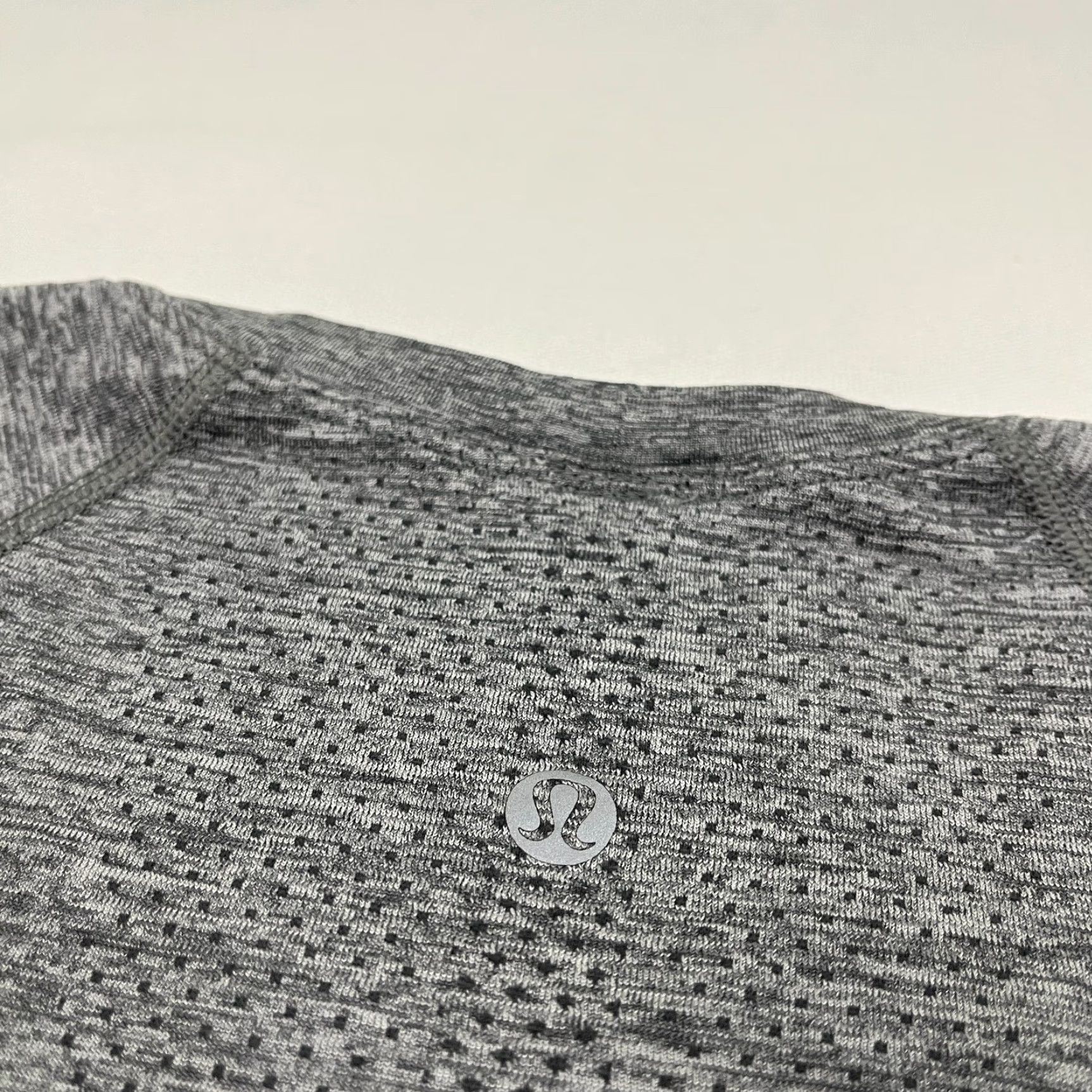 Lululemon Lululemon Swiftly Tech Shirt Sz 4 Gray Active Fitness Gym Short Sleeve Womens Size S / US 4 / IT 40 - 3 Thumbnail