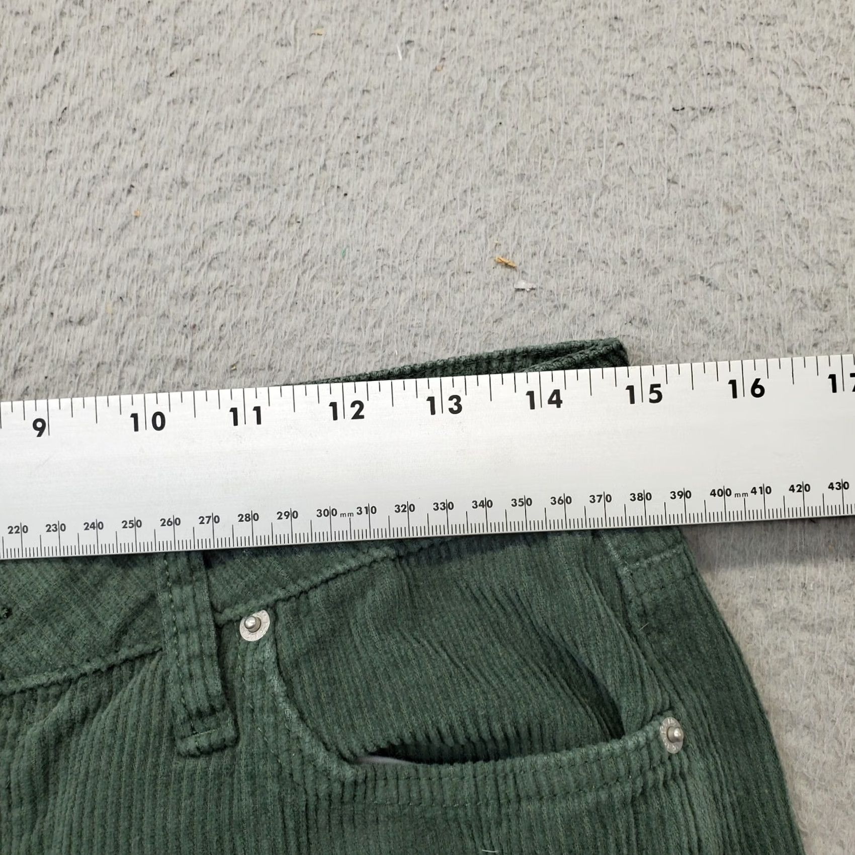 Urban Outfitters BDG Urban Outfitters Mom Pants Womens Size 28 Green Corduroy High Rise Regular Size 28 Womens Front Flat Front Pockets Ankle Pants Size 28" / US 6 / IT 42 - 6 Thumbnail