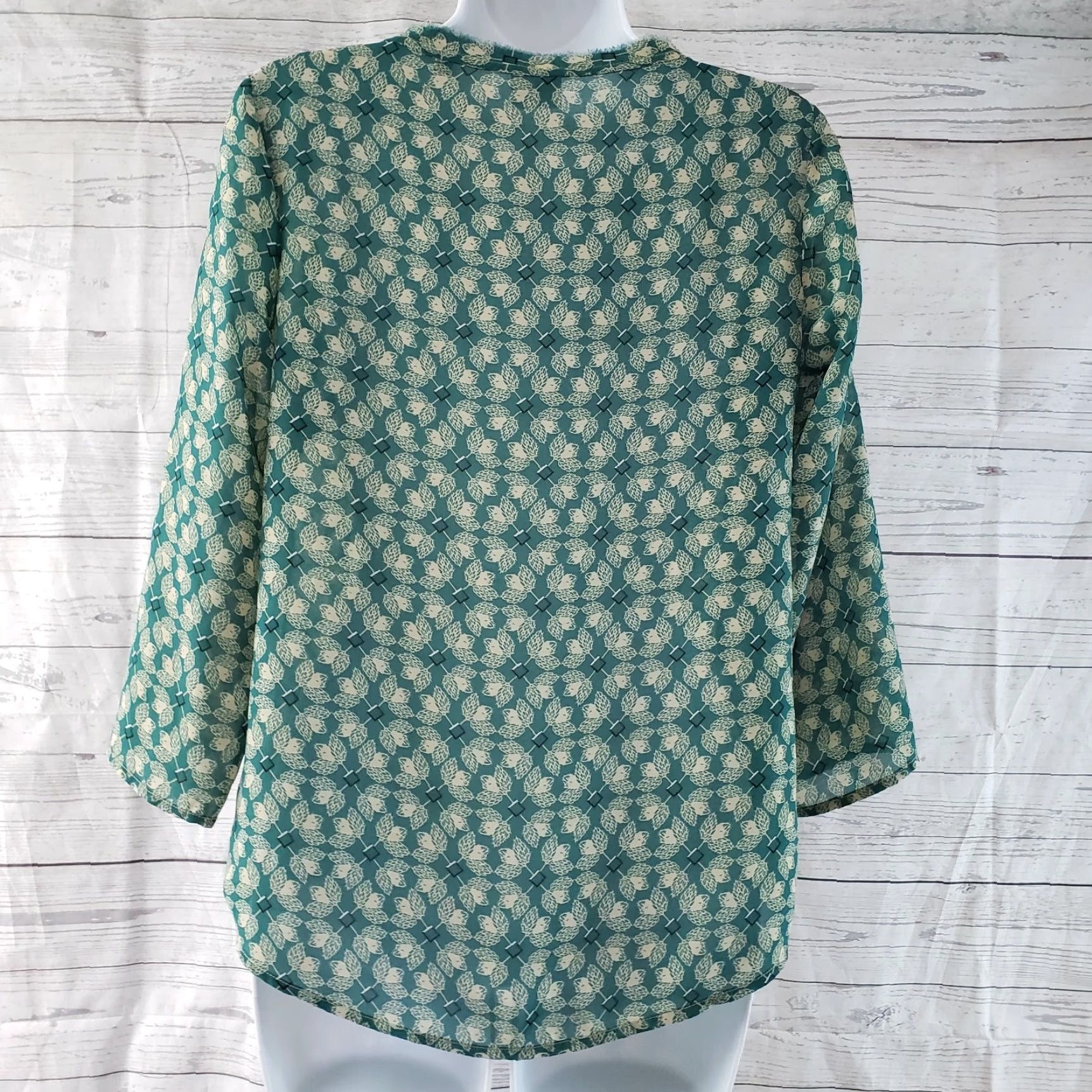 Vintage CAbi 3069 Womens Jade Leaf Print Blouse XS Green 3/4 Sleeve Round Neck Floral Polyester Shirt Womens XS Green Jade Leaf Print Blouse Size XS / US 0-2 / IT 36-38 - 3 Thumbnail