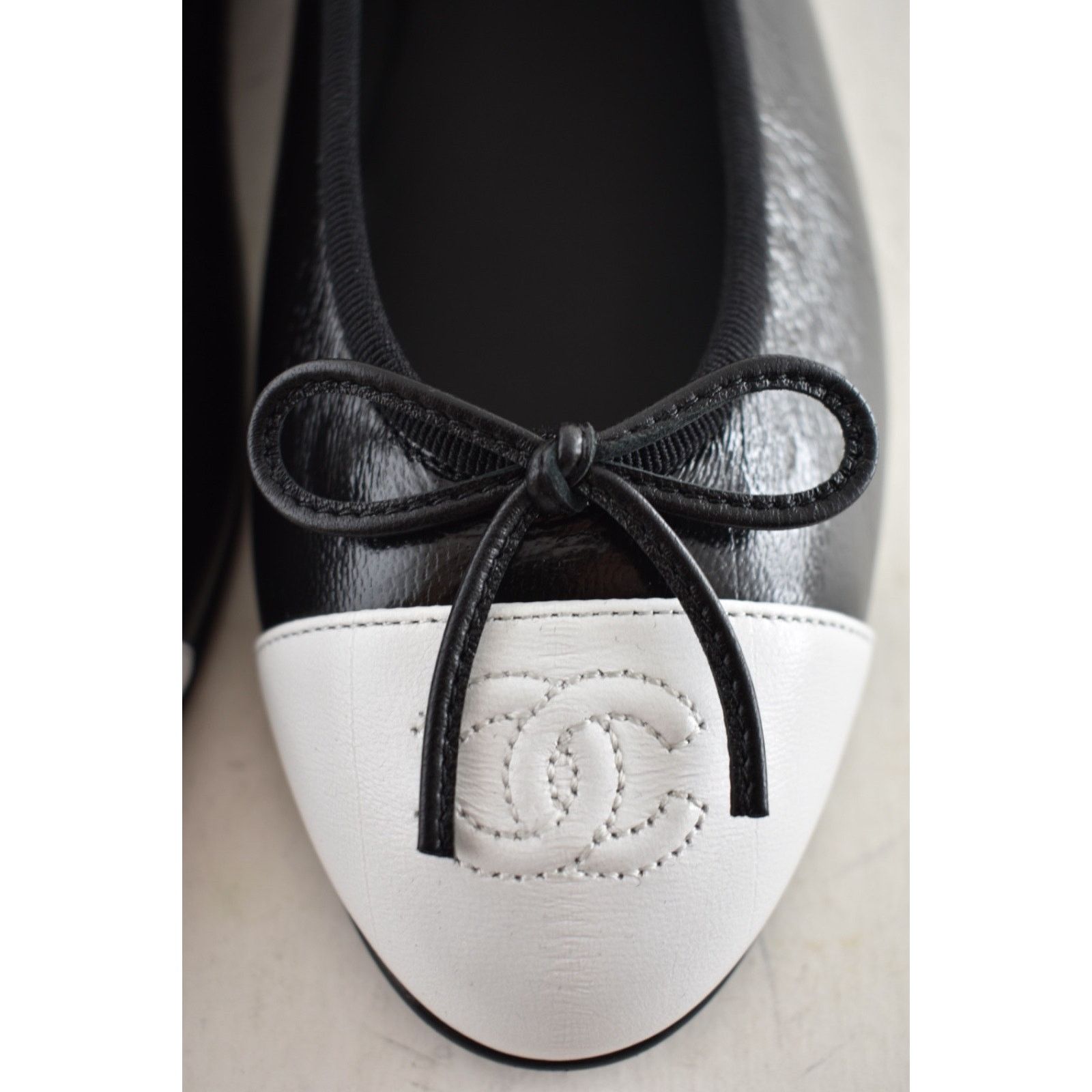 Chanel Chanel 26S Black White Lambskin CC Bow Ballet Flat 39 Size US 9 / IT 39 - 13 Thumbnail