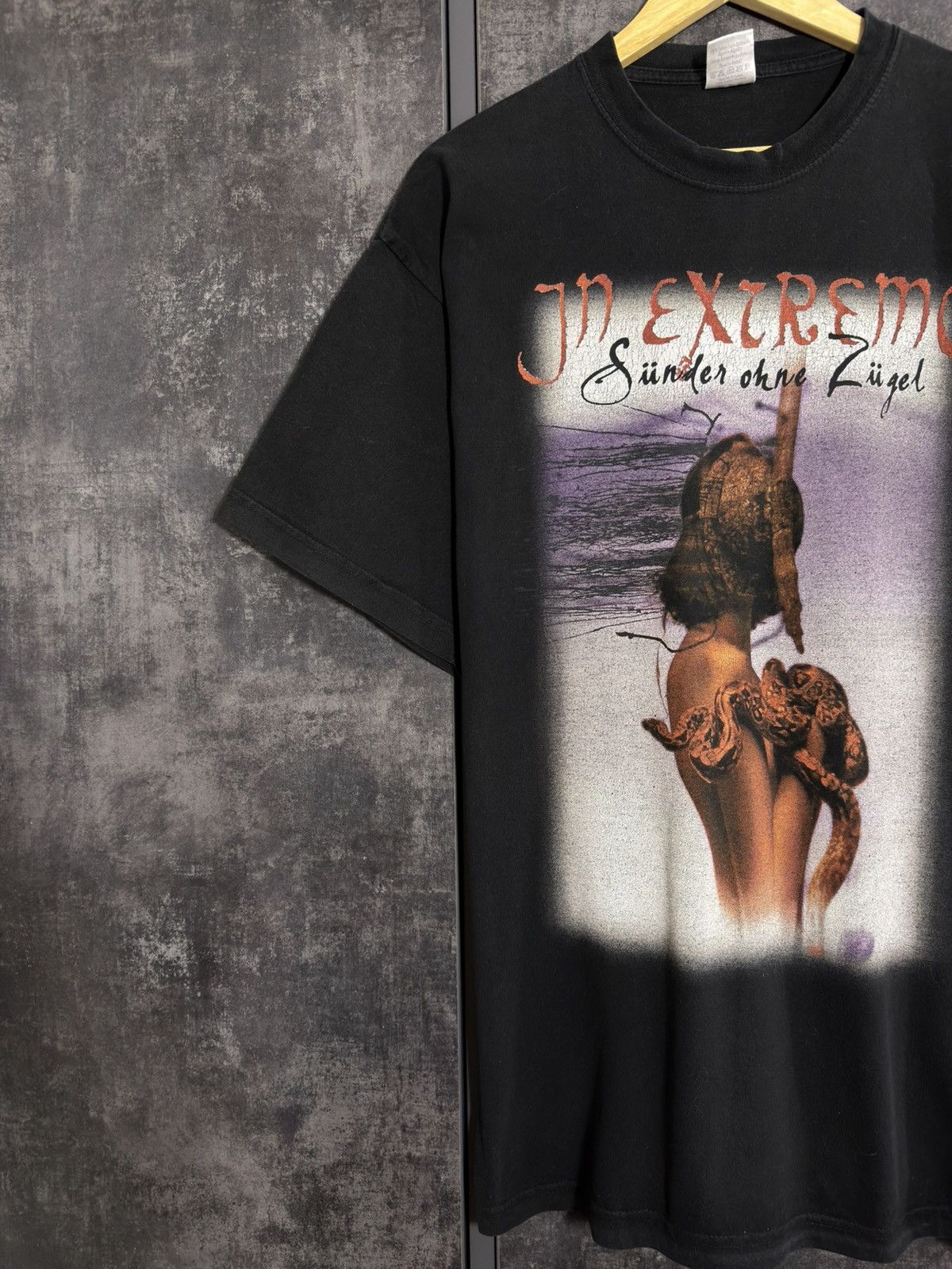 Vintage Vintage 2001 In Extremo Rock Band Tshirt ERD 424 COF Porn 4g Size US L / EU 52-54 / 3 - 5 Thumbnail