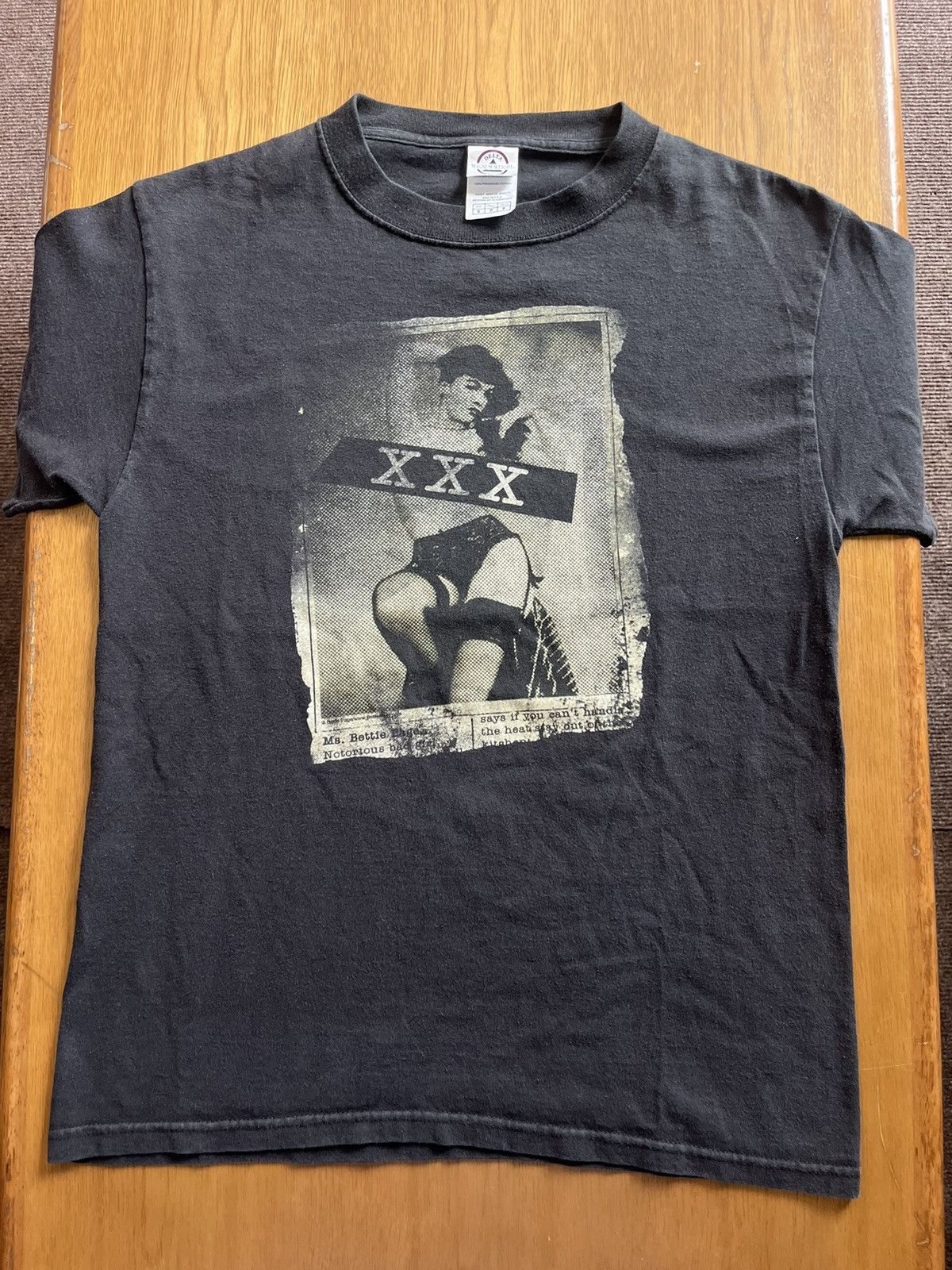 Vintage Vintage Ms Bettie Page Photo Notorious Bad Girl 00’s Tshirt Size US S / EU 44-46 / 1 - 3 Thumbnail