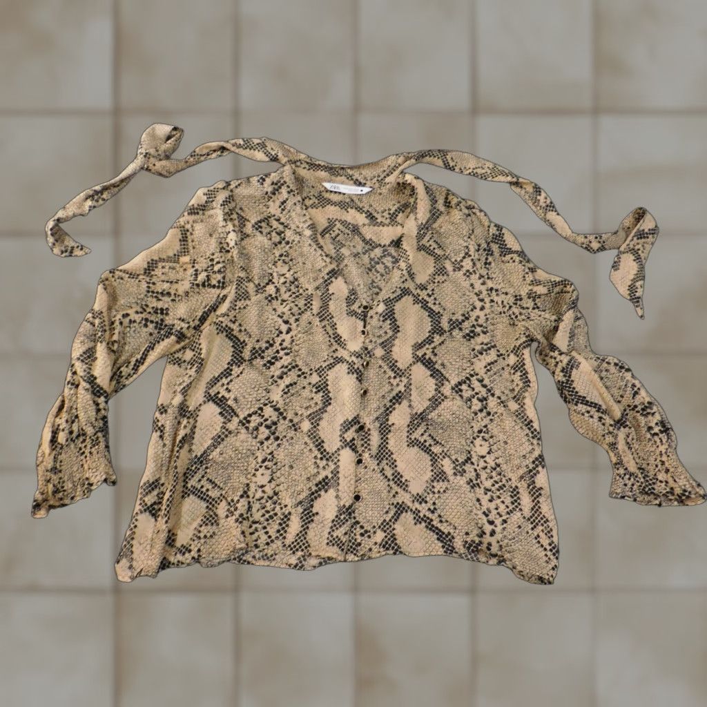 Zara Zara Womens Button-Up Top M Beige Animal Print V-Neck Long Sleeve Regular Knit Cotton Polyester Modern Basic Womens Size M / US 6-8 / IT 42-44 - 1 Thumbnail