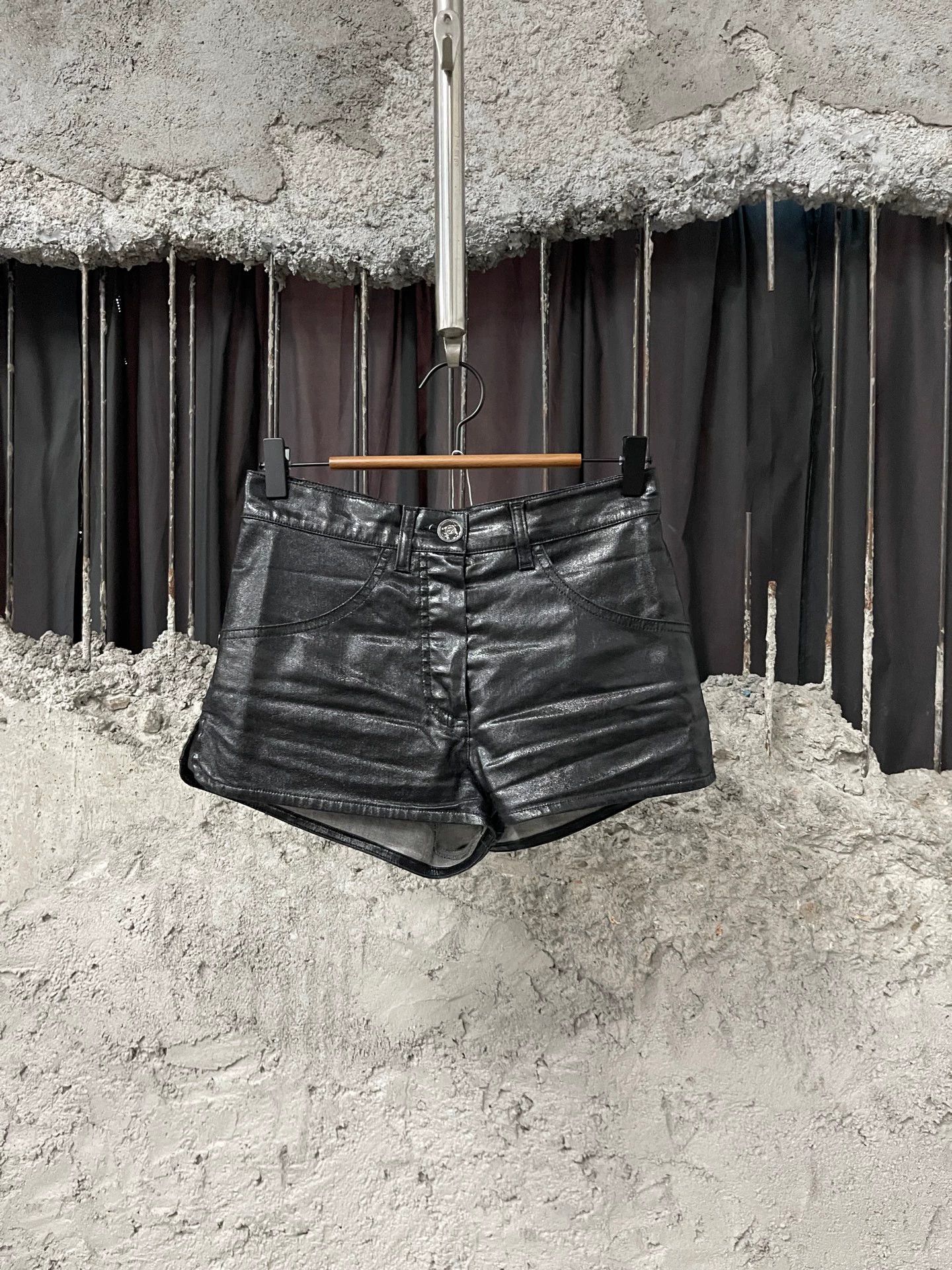 Chanel Chanel leather short 34 99 new Size 25" / US 0 / IT 36 - 1 Thumbnail