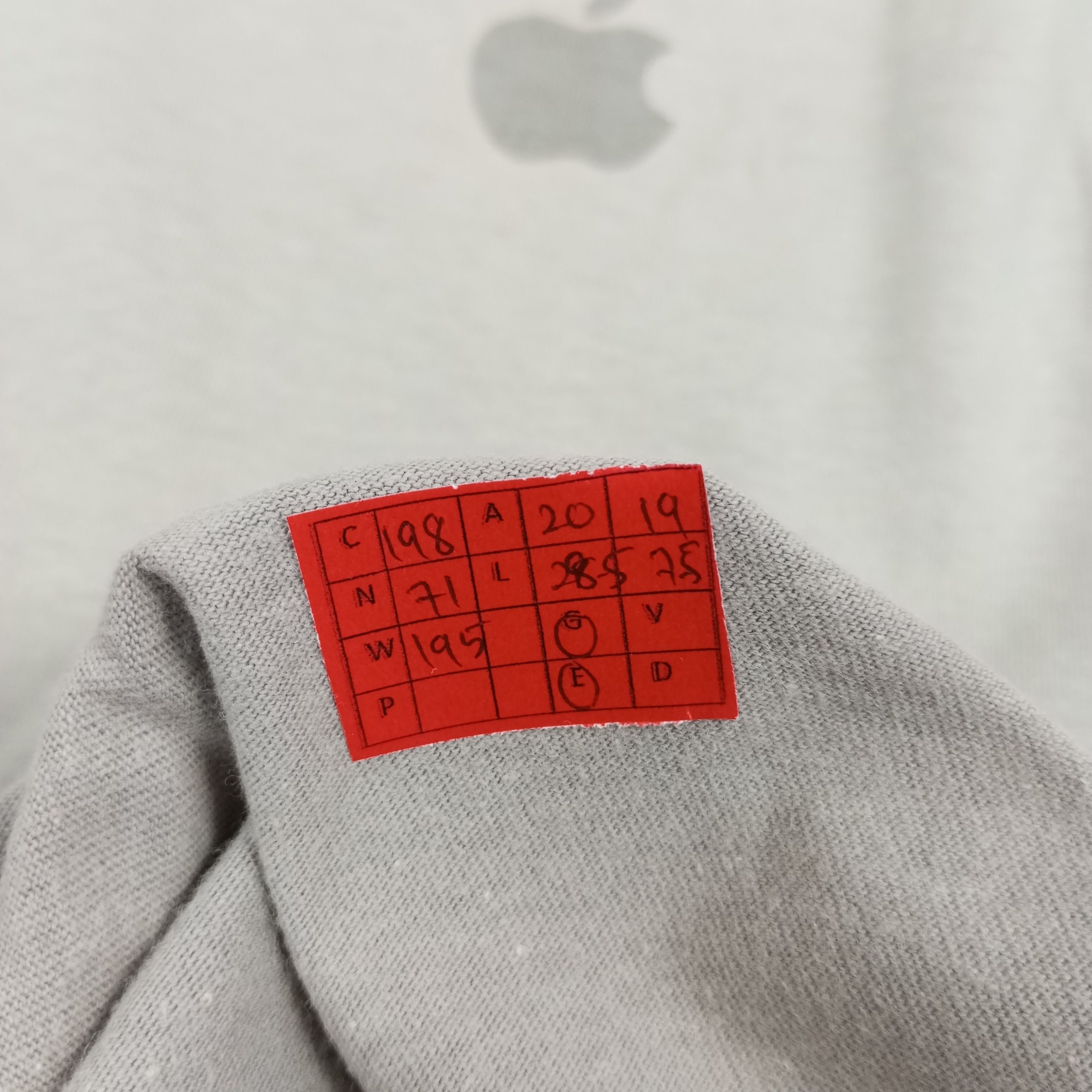 Apple × Vintage Apple Logo Center Design Promo Style Tshirt Size US M / EU 48-50 / 2 - 7 Thumbnail