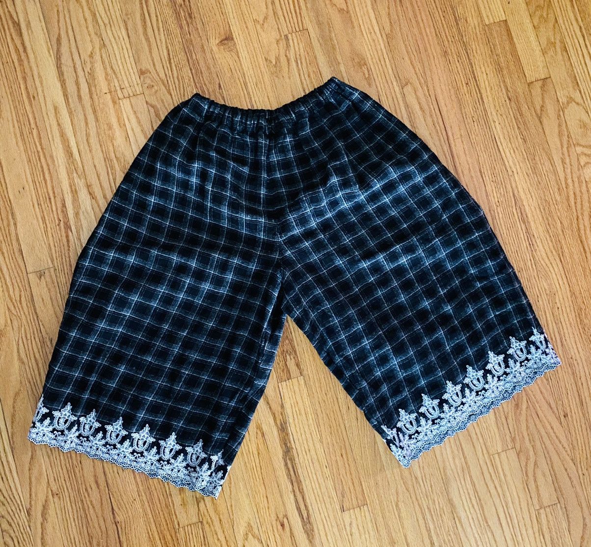 Comme des Garcons tao COMME des GARÇONS EMBROIDERED lace flannel culottes S Size 27" / US 4 / IT 40 - 2 Thumbnail