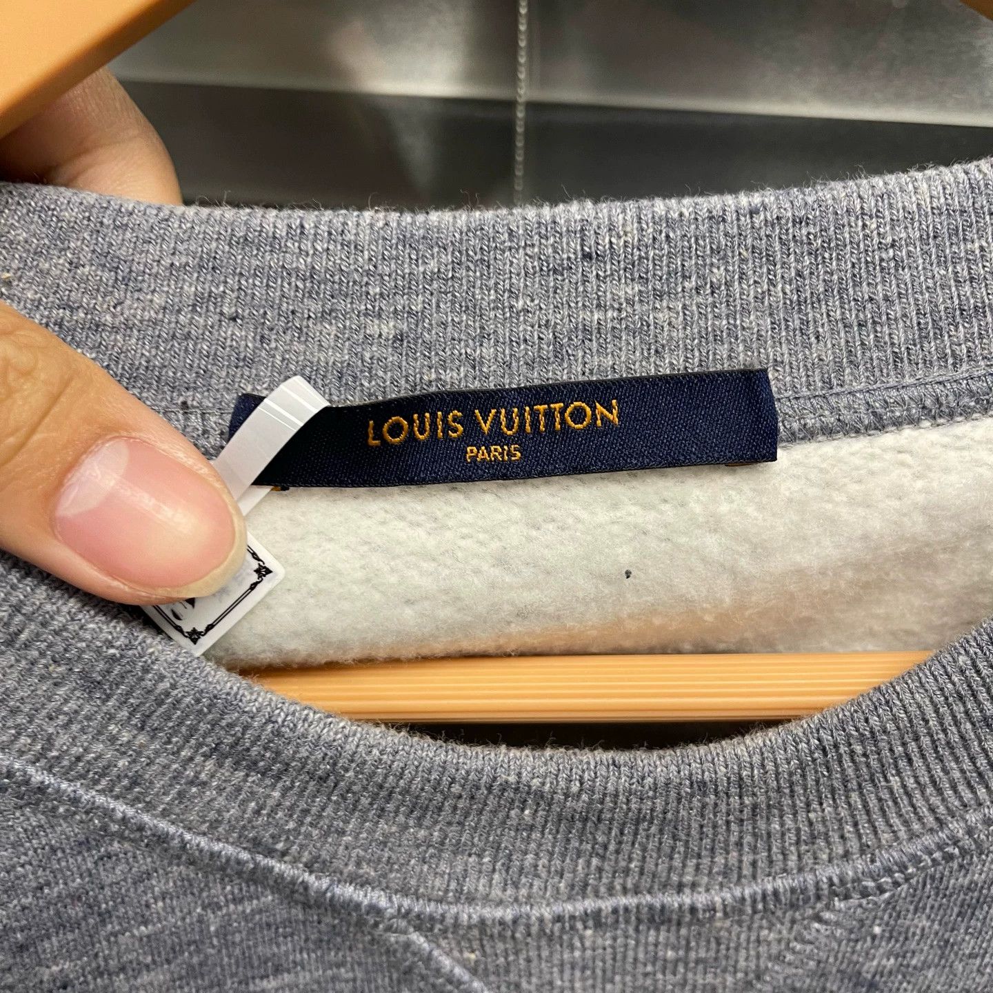 Louis Vuitton Louis Vuitton Gray Pink V Logo Hoodie M 99 10743 Size US M / EU 48-50 / 2 - 3 Thumbnail