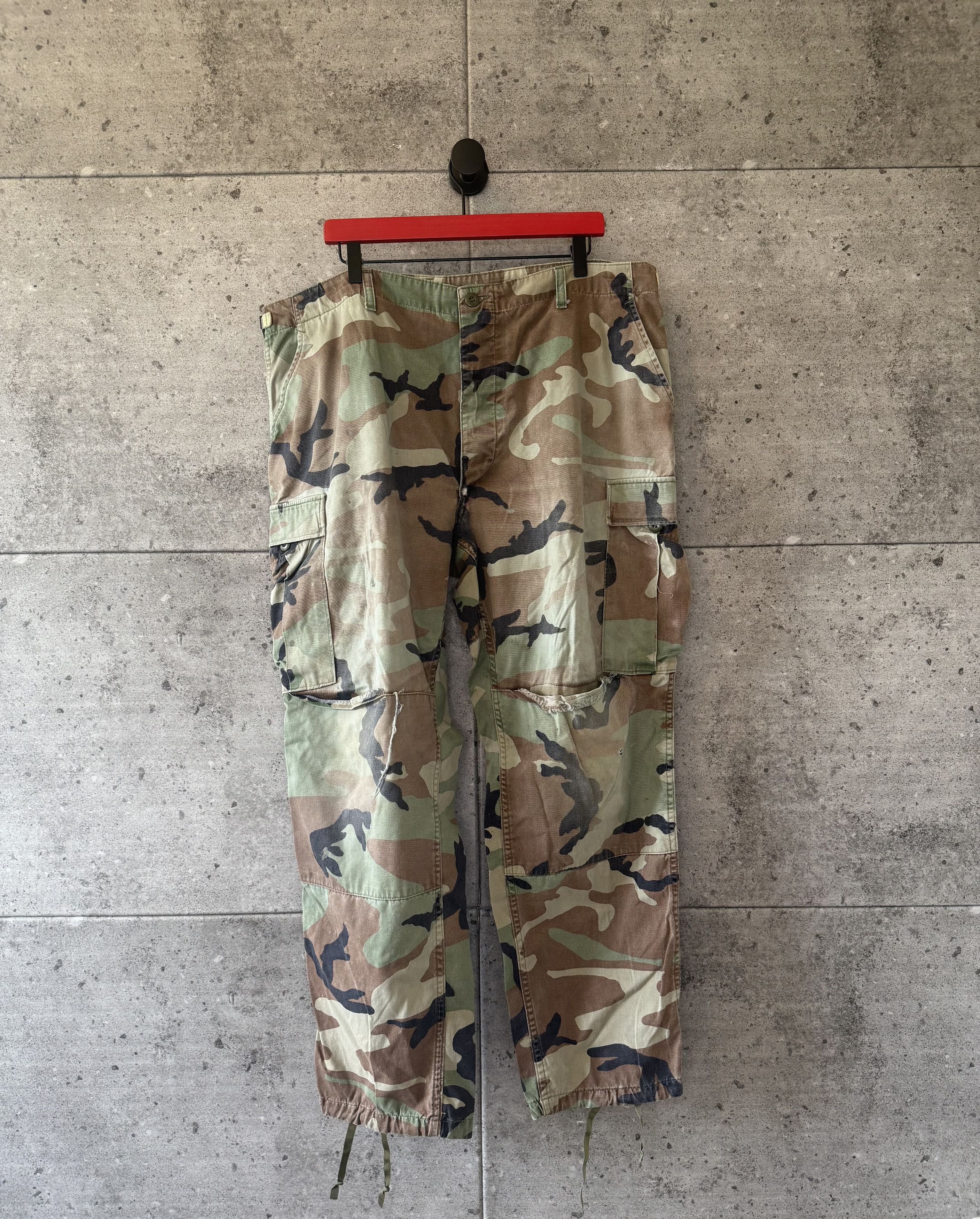 Vintage Vintage army camouflage baggy cargo pants Size US 40 / EU 56 - 1 Thumbnail