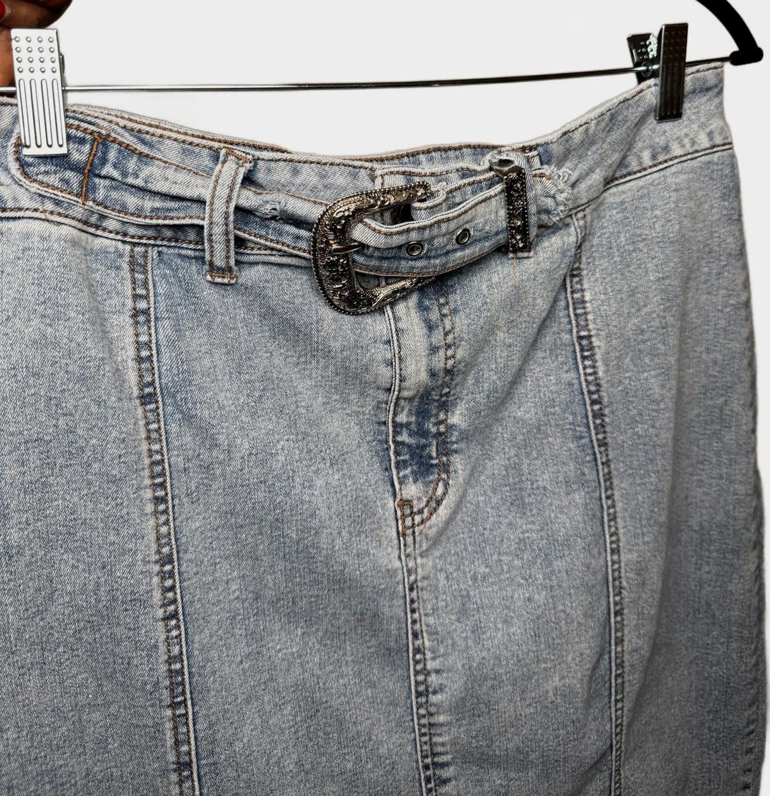 Designer Vintage Y2K Denim Jean Skirt with Silver Belt Buckle Size 34" / US 12 / IT 48 - 1 Thumbnail