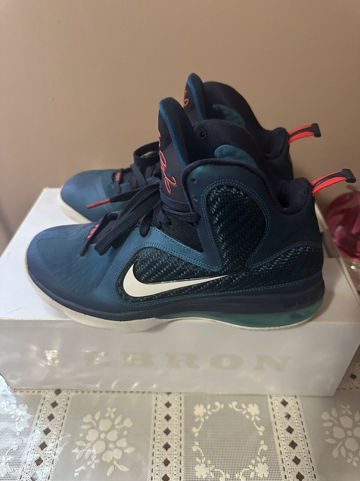 Nike LeBron 9 Swingman Size US 9.5 / EU 42-43 - 2 Thumbnail